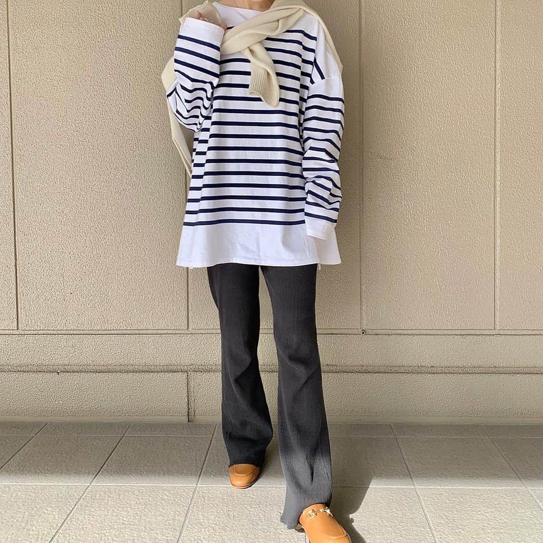ukapiのインスタグラム：「⠀  ⠀ 一枚でさまになる#ボーダートップス 足元は大好きな#バブーシュ ⠀ さむい☺️🌸🤍 ⠀ ⠀ #フレームワーク #framework  #plage#プラージュ#ルタロン#letalon」