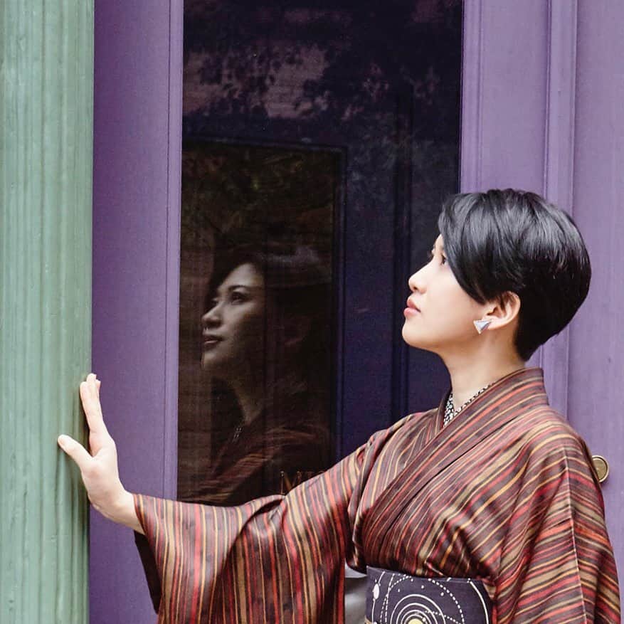 岡田育さんのインスタグラム写真 - (岡田育Instagram)「My kimono styling still not...never be perfect, but I’m glad to have opportunities for on-site practice. The final destination I determined is my version of @advancedstyle ! . 全身素敵な写真なんですが、私が裾を噛んじゃったので上半身だけ……着物撮影は気にすること多くて難しいなー。カッコいいおばあちゃん目指して、少しずつできるようになりたいものです。 . 📸 : @linatakefoto #👘🔰 #縞小紋 #変わり縞 #小紋コーデ #半巾帯 #天体観測 #着物女子 #着物好き #着物生活 #komon #kimono #kimonostyle #japanesekimono #vintagekimono #kimonopattern #kimonogirls #kimonogram #dailydresses #casualkimono #kimononyc #靴紐アレンジ  #岡田育 #ikuokada」1月19日 15時13分 - okadaic