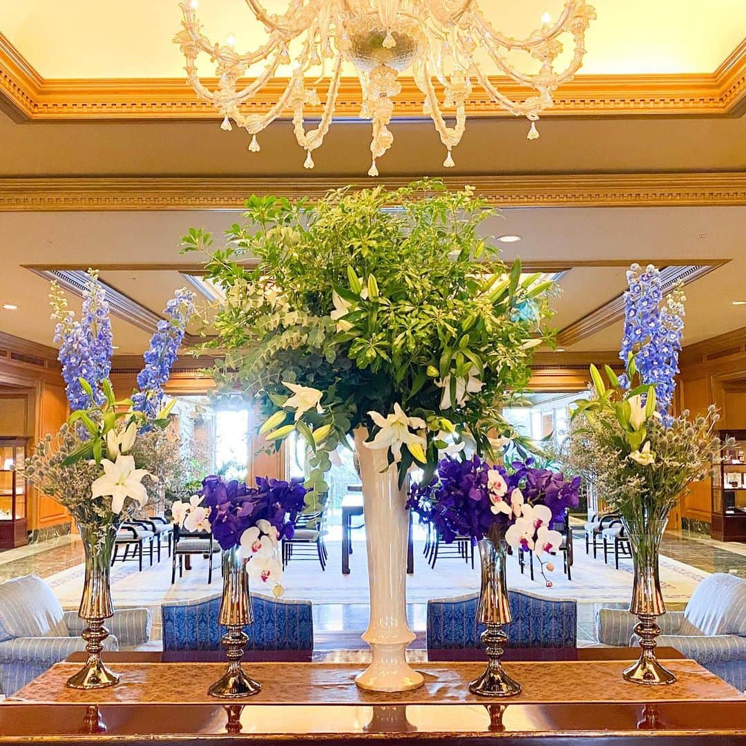 ホテル椿山荘東京さんのインスタグラム写真 - (ホテル椿山荘東京Instagram)「Beautiful❤︎  @hotelchinzansotokyo_official  #lobbyflowers #hotellobby」1月19日 15時15分 - hotelchinzansotokyo_official