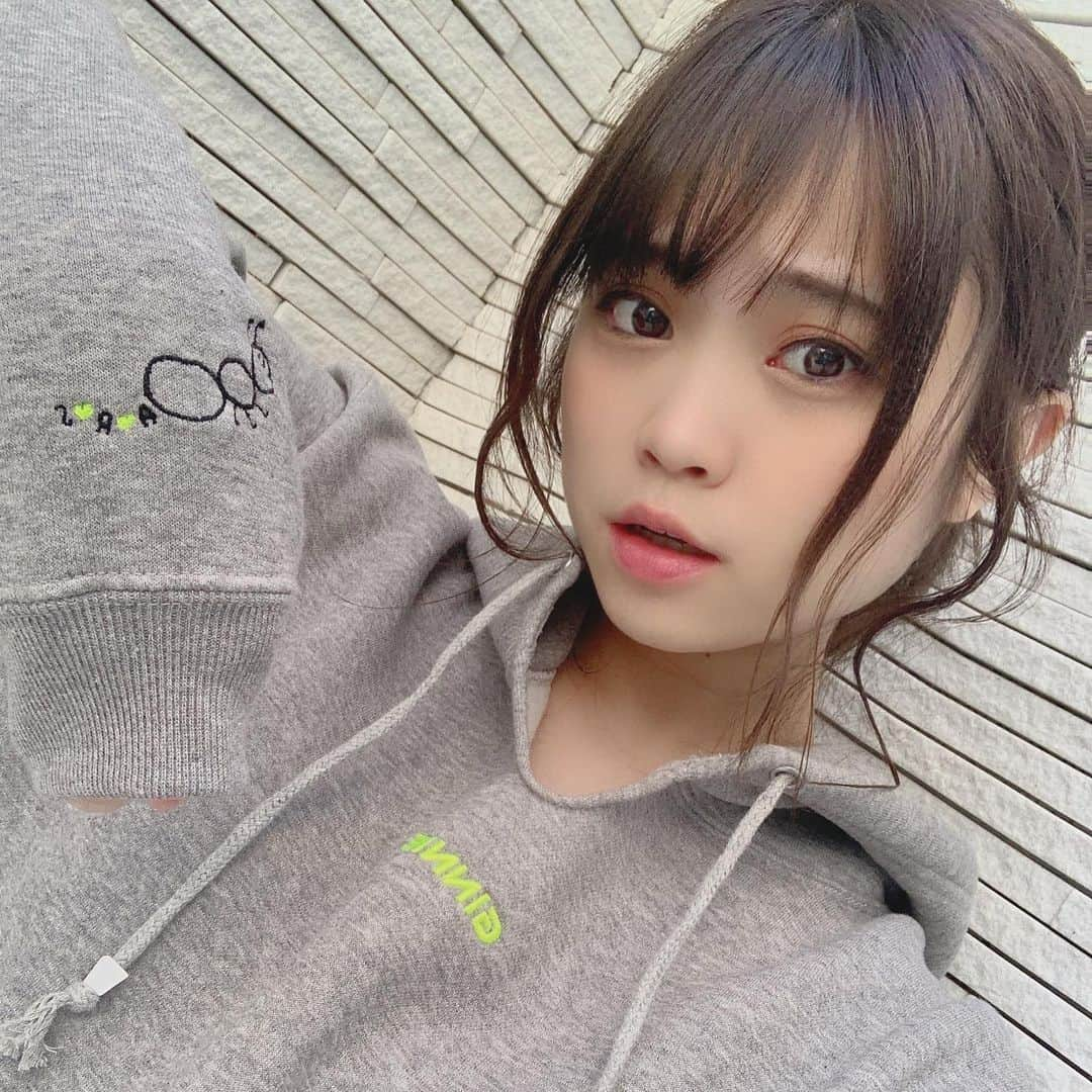 広沢麻衣さんのインスタグラム写真 - (広沢麻衣Instagram)「ありさちゃん　@arisa_ogata  から、コラボパーカーが届きましたっ♡♡  デザインも着やすくて 黒とグレーの二種類あって、 まいはグレーにしたんだけどすんごいかわいいっ！ パーカー大好きっ✌️  デザインも腕の時にありさんマーク入っててかわいいっ。 あとは、着心地がすばらしい。 裏起毛なところが最高。  とっても可愛くておすすめです♡  #パーカーコーデ  #パーカー女子  #ginnie  #緒方ありさ　#コラボパーカー　#code  #selfie  https://www.kurospo.jp/item/arisa-neon-hoodie1/?mode=pc」1月19日 15時21分 - hrswmai