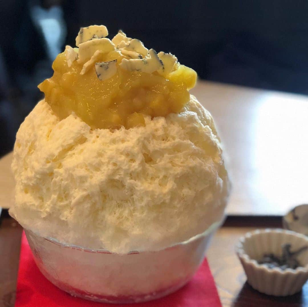 しなしさとこさんのインスタグラム写真 - (しなしさとこInstagram)「. . ブルキントン🧀🍧 2度目のリピーター😋 うちは息子もさくらお嬢 も私もチーズが大好物✨ . . #しなしさとこ #女子格闘技 #格闘技女子#女子アスリート#腹筋女子 #ジョシカク #アラフォー #40代 #43歳 #脱げるカラダ#かき氷 #かき氷女子 #かきごおりすと#氷活 #サカノウエカフェ #サカノウエ #期間限定 #ブルキントン #ブルーチーズ #栗きんとん#sakanouecafe #さとこかき氷#リピーター」1月19日 15時17分 - shinashisatoko