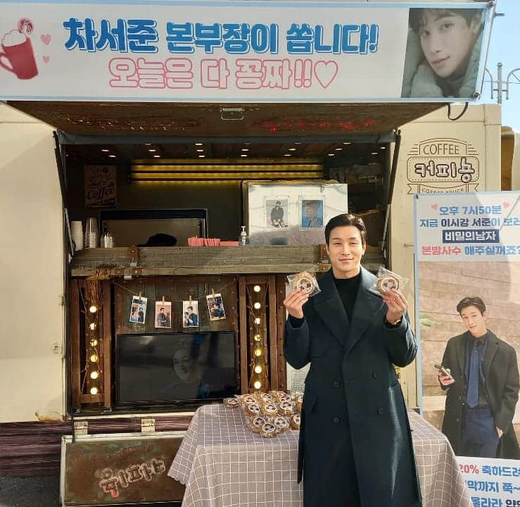 Lee Si-gangのインスタグラム：「#다음#공식팬카페#현재시강이시강 ❣  만들어진지 얼마 되지 않은 공식 팬카페 분들께서 커피차 선물을 보내 주셧습니다.  잘마실게요 ❣  今日は韓国ファンの皆さんから、 コーヒー車をもらいました ❣   팬카페는  프로필 상단 👆」
