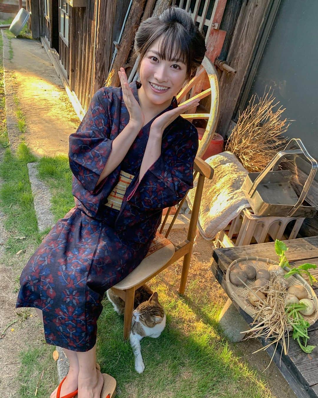 のインスタグラム：「新作リリースされたよ！ タイトルは,『昭和』 猫ちゃんもいて,楽しい現場でした😊 会いたいなあ。  A new title has been released!  The title is "Showa". I was happy to meet the FA Pro members again.  #昭和 #着物 #もんぺ #戦時中 #サザエさんヘアー #サザエさん #看板猫 #猫に癒される #よしよし #showa_photo #kimonostyle #monpe #sazaesan #globalmedia #昭和顔 #日本髪アレンジ #fapro #撮影秘話 #オフショット」