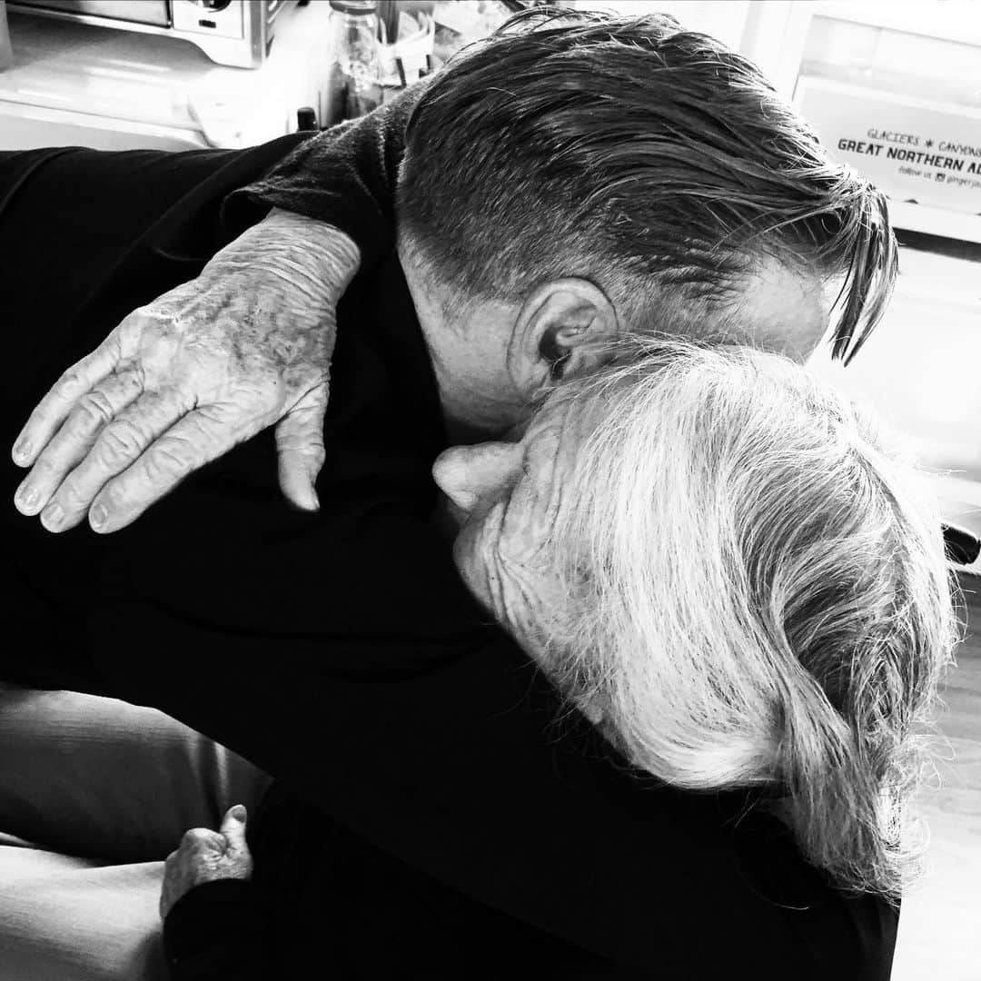 ブライアン・アダムスのインスタグラム：「It was worth every second of my mandatory 14 day quarantine for this moment. #ilovemyma ❤️」