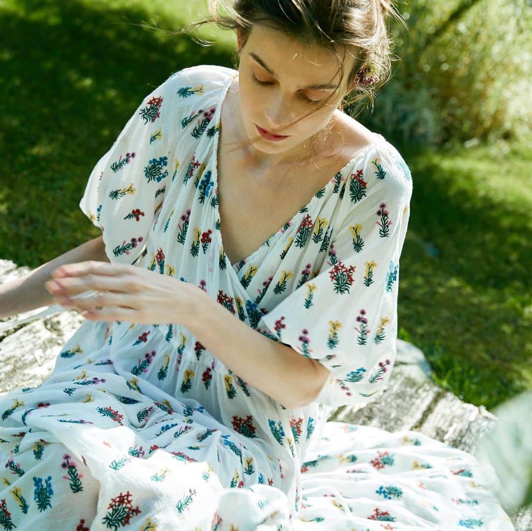 Tsuru by Mariko Oikawaのインスタグラム：「2月入荷予定♪ 2021 spring collection.  Tarantella/GARDEN ¥45,000+tax  可憐な色とりどりの花刺繍が春へと誘いだしてくれるロングワンピース。 コットンの柔らかな生地は気持ちまで優しくしてくれそう◎  #tsuru #tsurubymarikooikawa #2021ss #onepiece」
