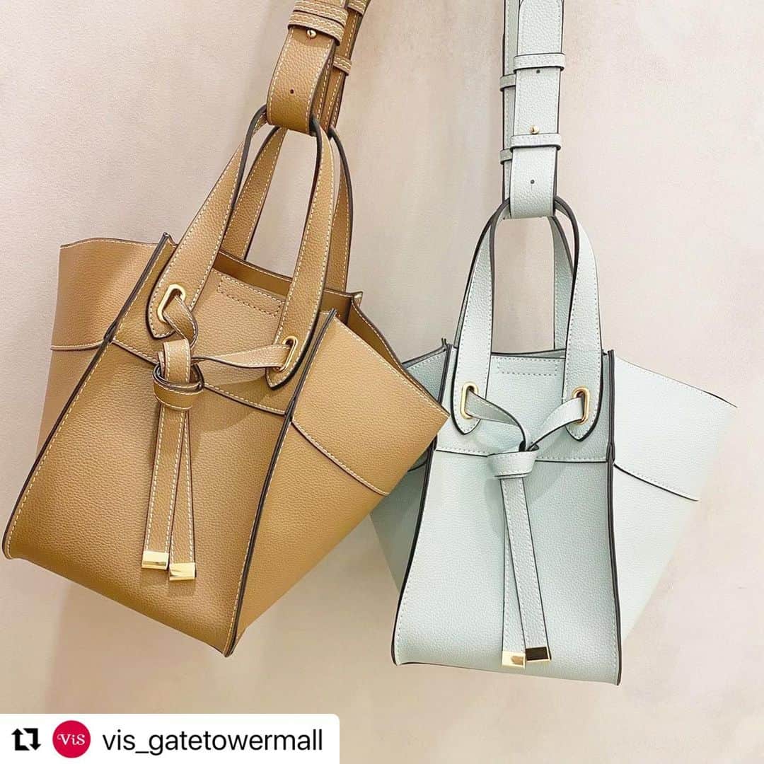 のインスタグラム：「#Repost @vis_gatetowermall  ・・・ ・ 📣大変お待たせ致しました!! 大人気アイテムが新色を追加し再入荷致しました💛 ・ 店頭でお買い求めいただけるカラーは、09・10・28・35番色です💁‍♀️ WEB限定カラーもございますので、是非チェックしてみて下さい➛@jadoreonline  @vis_jp @vis_online  #vis_jp#vis#ビス#雑貨#バック#フロントタイバック#大人気アイテム#名古屋#タカシマヤゲートタワーモール#タカシマヤゲートタワーモールvis」