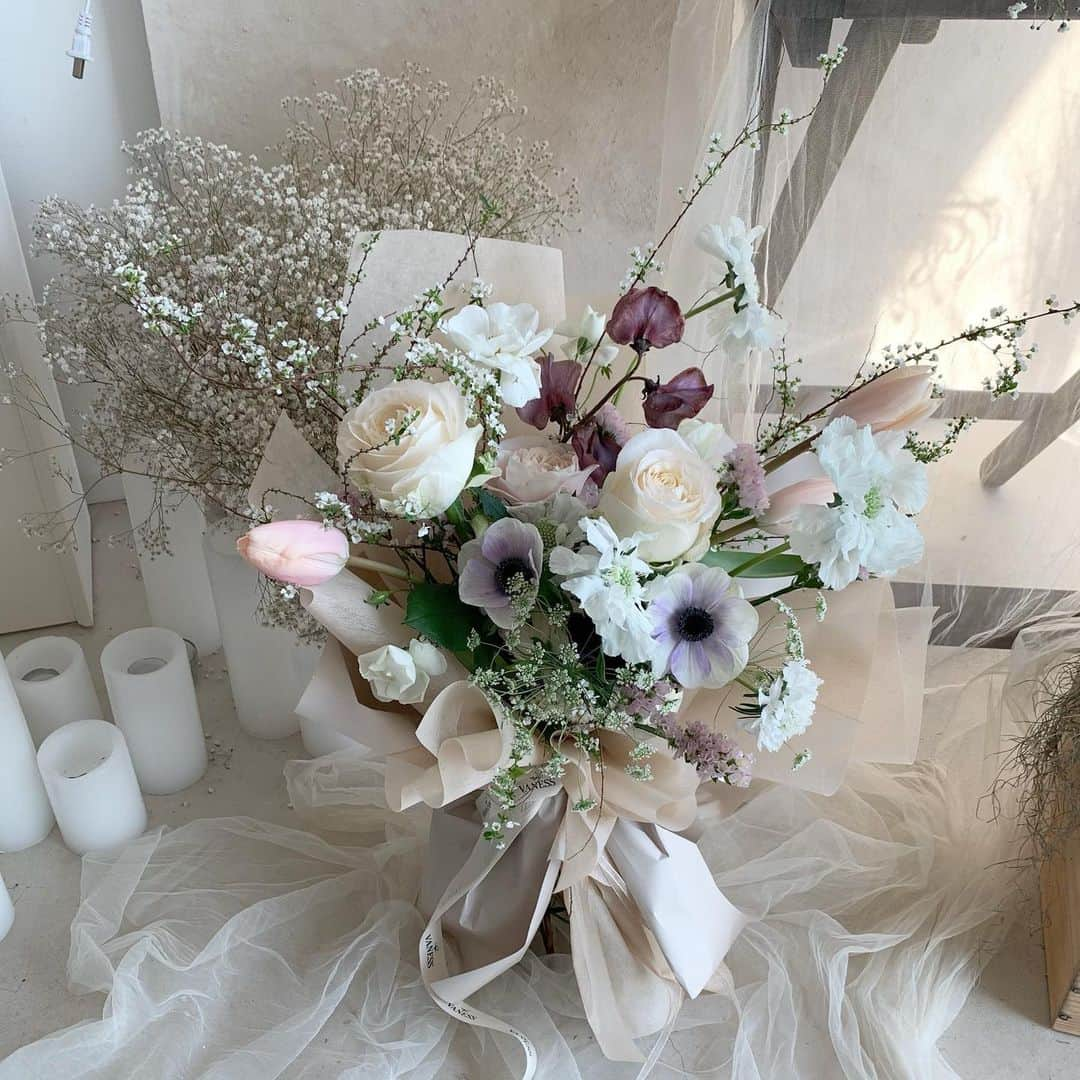 플로리스트 이주연 florist Lee Ju Yeonさんのインスタグラム写真 - (플로리스트 이주연 florist Lee Ju YeonInstagram)「. 색감 🤍 . #바네스꽃다발 #빈티지꽃다발  . 订花 WeChat ID vaness_flower 페이팔 결제 가능  클래스상시모집 당일꽃주문가능 . #수업문의 #주문예약 #lesson #Order  Katalk ID vaness52 WeChat ID vaness_flower E-mail vanessflower@naver.com . 서초구 양재천로 123 5층 📞02-545-6813 . #vanessflower #florist #flowershop #handtied #flowerlesson #花束 #바네스플라워 #플로리스트 #꽃다발 #부케 #플로리스트학원 #플라워레슨 #양재동꽃집 #양재역꽃집 #꽃다발주문 #꽃수업 #꽃주문  #대관 #공간대여 #스튜디오대관 #자연광스튜디오 #자연광스튜디오대관 #스튜디오」1月19日 15時25分 - vanessflower