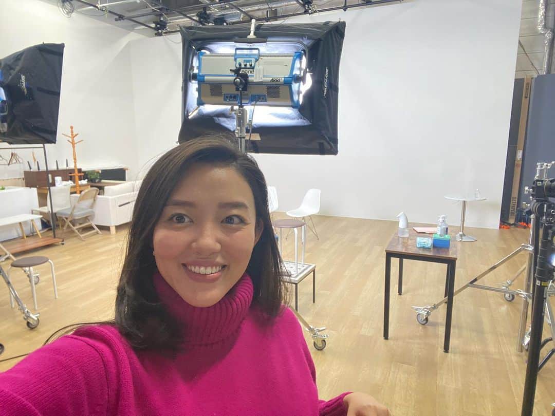 阿部優貴子のインスタグラム：「先日のこと🌱 youtubeの新しい対談企画で、 スタジオを初めて使わせて いただきました！！！ 自分で一から企画を考えて、 実行して、、というプロセスは、 本当に今まで経験したことがなかったので まだまだ手探りな部分ばかりですが、 少しでもみなさんにとって有意義なコンテンツにできるよう、試行錯誤中です！ 何よりやりたいことに挑戦させていただける環境に感謝😭🙏 日に日に顔は丸くなり、動画の顔の丸さが気になるところ、。🐷 また配信が決まりましたらお知らせします！🙌🙌  #あべゆきchannel #youtube  #スタジオ撮影」