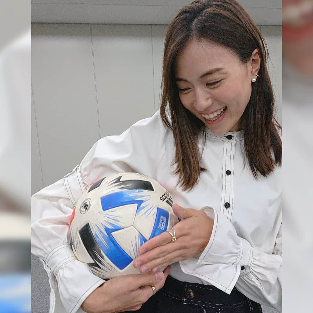 TBSアナウンサー公式さんのインスタグラム写真 - (TBSアナウンサー公式Instagram)「. ⚽スパサカInstagram企画⚽  リフティングチャレンジ‼️ 最終回は去年10月に産休から復帰した ⚡笹川友里アナウンサー⚡ . 小学生の時に同級生の男子が軽々と リフティングをしているのを見て、 「簡単なんだろうな」と思っていた 20年前以上前の自分を恥じました。。笑 リフティングって難しい！！！！ 普段しない挑戦、とても楽しかったです！  . 👇👇👇👇👇👇👇👇👇👇👇 リフティング動画とプレゼント企画はスーパーサッカー公式Instagramで！ @tbs_super_soccer  . #スーパーサッカー#スパサカ#リフティングチャレンジ #上村彩子#渡部峻#田村真子#国山ハセン#篠原梨菜#良原安美#喜入友浩#山形純菜#山本里菜#宇内梨沙#小林廣輝#杉山真也#宇賀神メグ#小林由未子#熊崎風斗#伊東楓#近藤夏子#伊藤隆佑#日比麻音子#若林有子#笹川友里#プレゼント企画」1月19日 15時31分 - tbs_annogram