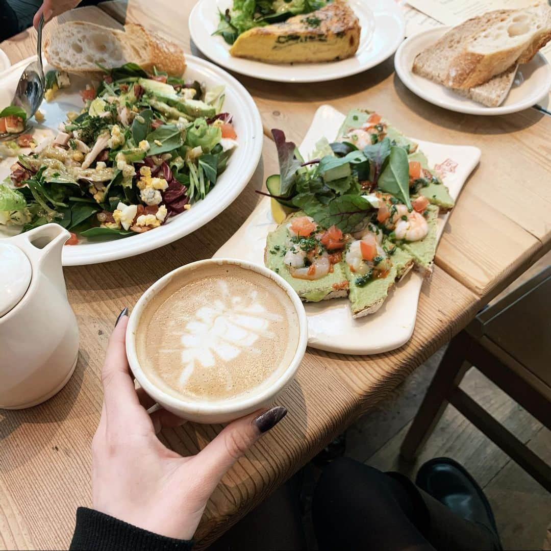 RYOさんのインスタグラム写真 - (RYOInstagram)「LePain Quotiwdien🌤  この前オフィス近くで 美味しいところ発見した☕️  アーモンドミルクラテ🙂❤︎  #cafe #avocadotoast  #roppongimidtown #lepainquotidien」1月19日 15時34分 - 24kry