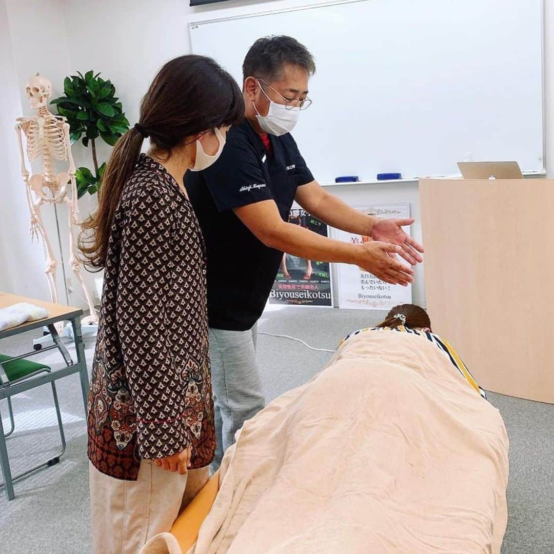 日本美容整骨学院さんのインスタグラム写真 - (日本美容整骨学院Instagram)「📣📣生徒募集中〜！📣📣 ________________________ #Repost @shinkin.555 with @make_repost ・・・ 2月23.24.25日 と美容神筋矯正の小顔矯正・下半身矯正と3日間 スクールスタートします！ 今回は、下半身矯正 を25日に予定してます。 以前に、小顔矯正を受講された生徒様も25日ご参加頂けたら嬉しいです😃  下半身には 全身の筋肉の約7割が集まっています。この下半身に刺激を与えることによってより効果的、効率よく美容と健康に必要な神経刺激、ホルモンの産生を促すことはできます✨  つまり、「エイジポジティブ」を叶えようとするならば下半身に刺激を与えることがより効果的、効率的と言えます。  1、脂質代謝の促進 2、体脂肪の蓄積を抑える 3、体脂肪の燃焼を促進する 4、精神の安定 5、モチベーションの向上 6、血管拡張 7、脳の覚醒効果 8、内臓機能向上 など  小顔効果や上記以外にも様々な効果が期待できます。  神経・筋肉を 副交感神経よりになるよう、どう施術するか！ 現在のメニューとどう、組み合わせるか あと、美肌、ダイエットにつなげるトークも盛りだくさんしていきます⭐️  是非、更に知識、技術を 磨いてお客様に満足していただきましょう⭐️  #Repost @biyouseikotsugakuin with @make_repost ・・・ 💀✨ _______________________ 美容神筋矯正 受講生募集のご案内【@大阪校】  学院長のヒロ先生、上級講師、認定講師陣も絶賛の【美容神筋矯正】✨ 美容整骨と美容神筋を組み合わせる事で、お客様満足度アップ⤴️売上アップ⤴️間違いなしです！  美容整骨で骨格へ 美容神筋で筋肉へ 骨と筋肉のダブルアプローチ❗️  上半身、小顔に加えて 2021年から要望の多かった下半身の講座もスタートします🌈  ・・・・・・・・・・・・・・  ※受講者2名以上での開講となります。 ※開催日程は状況により変更になる可能性があります。 ※全て大阪校での開催となります。  【申し込み方法】 ①美容神筋　○月受講希望 ②受講方法 【上半身～小顔のみ】or【下半身のみ】or【両方(上半身～小顔＋下半身)】 ③名前(漢字フルネーム) ④受講資料送付先住所 （郵便番号からご記載ください。サロンへ郵送の場合はサロン名の記載もお願いします。） ⑤電話番号  ↑上記①～⑤をご記入の上、LINE公式アカウントまでメッセージをお願いいたします。  お問い合わせは、6枚目のQRコードを読み取り、お気軽にご連絡ください✨  #日本美容整骨学院 #美容整骨 #美骨美人 #骨格矯正 #小顔矯正 #骨盤矯正 #美脚矯正 #くびれ矯正 #小顔 #骨盤 #美脚 #くびれ #矯正 #黄金バランス #勝ち組 #女子 #骨格矯正の時代 #骨から綺麗に #痛くない小顔矯正 #ゴッドハンド集団 #資格習得 #学び #授業 #スキルアップ #神筋矯正師  #美容神筋矯正」1月19日 15時35分 - biyouseikotsugakuin