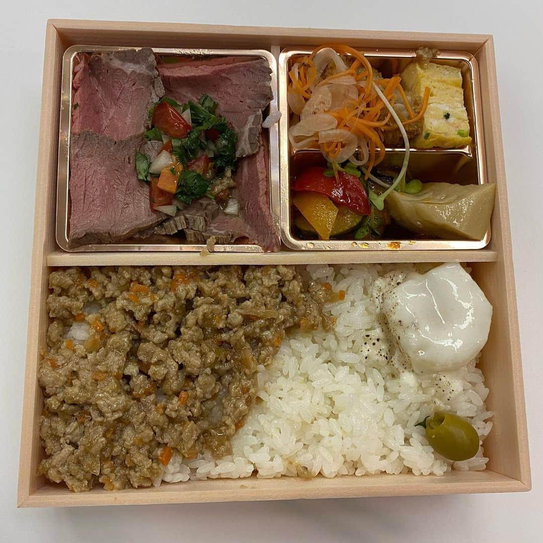 向山毅さんのインスタグラム写真 - (向山毅Instagram)「今日のお弁当 #こうきのグルメ #お弁当 #ロケ弁当 #ロケ弁好き #ロケ弁で一日のテンションが決まる」1月19日 15時38分 - kookii_golf