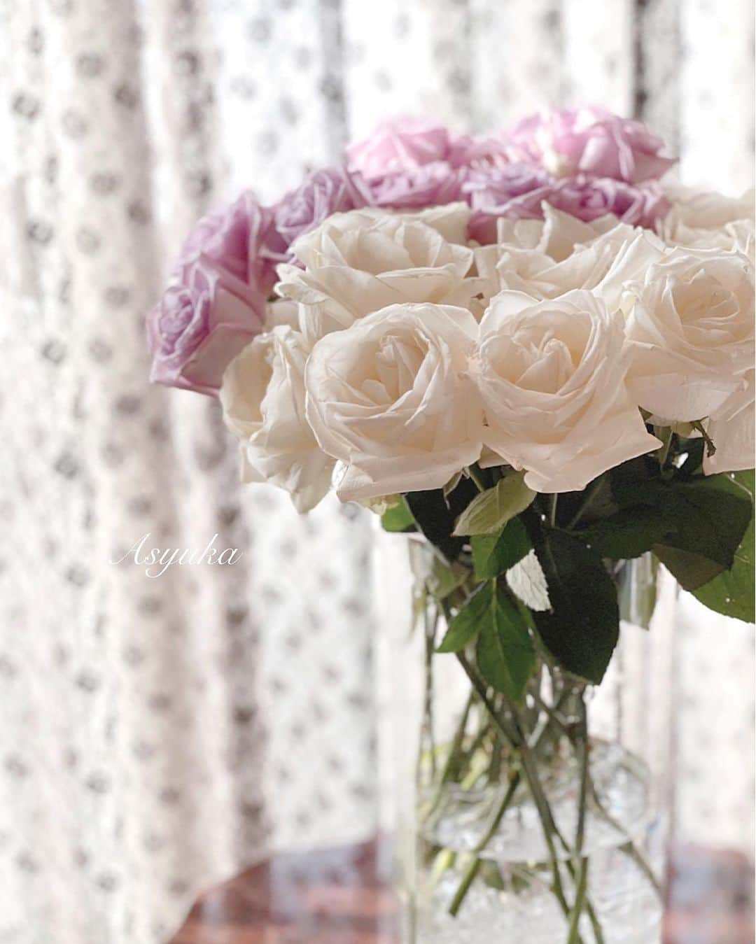 Yuka Kaedeのインスタグラム：「…♡ . . . #淀屋橋花屋アトリエk #flowerstagram#花のある生活#バラ好き #花のある暮らし#バラ好きな人と繋がりたい」