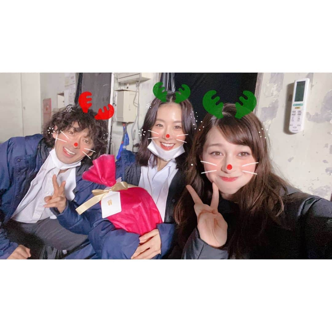 玄里さんのインスタグラム写真 - (玄里Instagram)「滝藤さんが、可愛すぎる事件。  去年の誕生日 現場で祝って頂きました🎂  My last birthday on the set. Who is the cutest ? 🎅   #君と世界が終わる日に #きみセカ #噛まれたら終わり」1月19日 15時43分 - hyunri__official