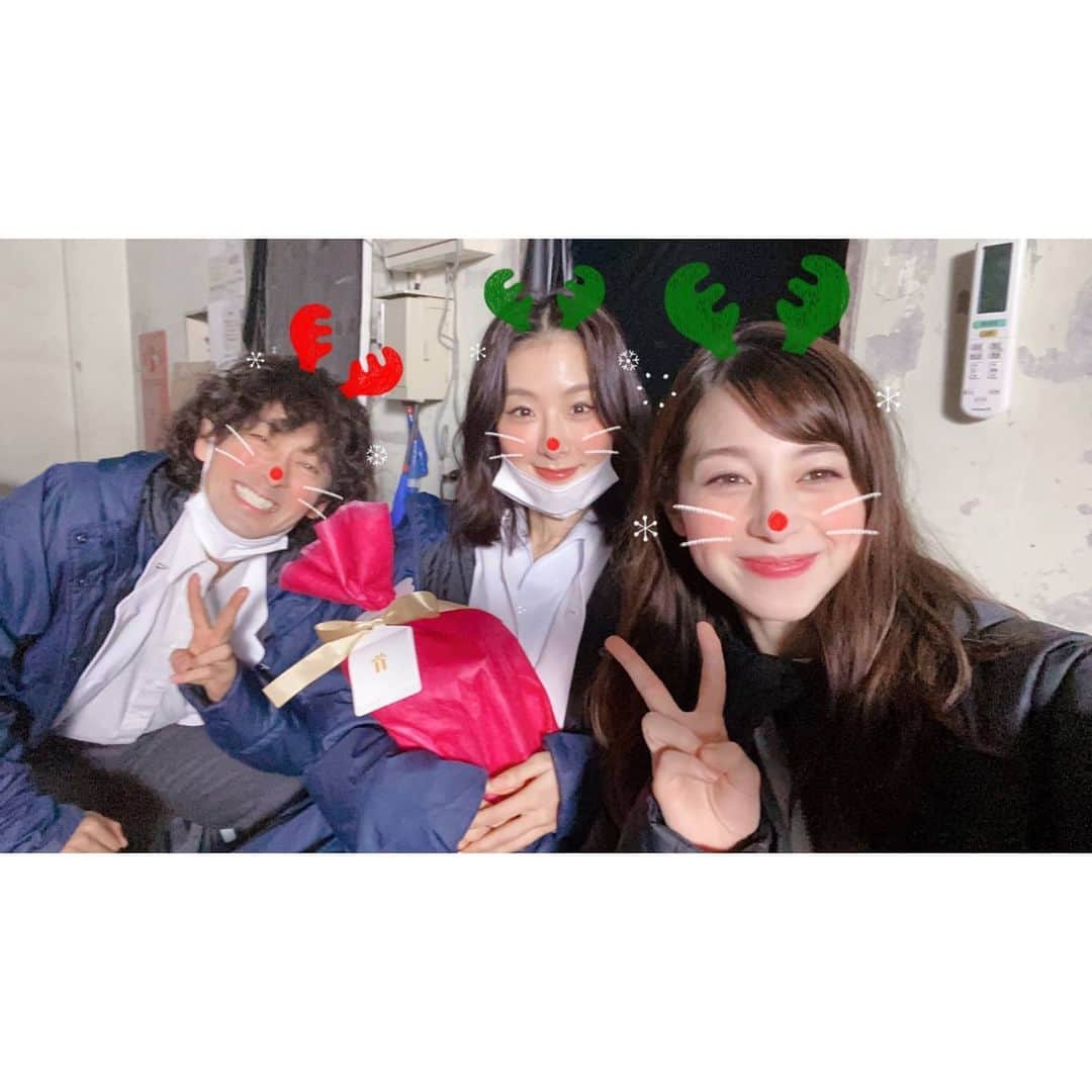 玄里さんのインスタグラム写真 - (玄里Instagram)「滝藤さんが、可愛すぎる事件。  去年の誕生日 現場で祝って頂きました🎂  My last birthday on the set. Who is the cutest ? 🎅   #君と世界が終わる日に #きみセカ #噛まれたら終わり」1月19日 15時43分 - hyunri__official