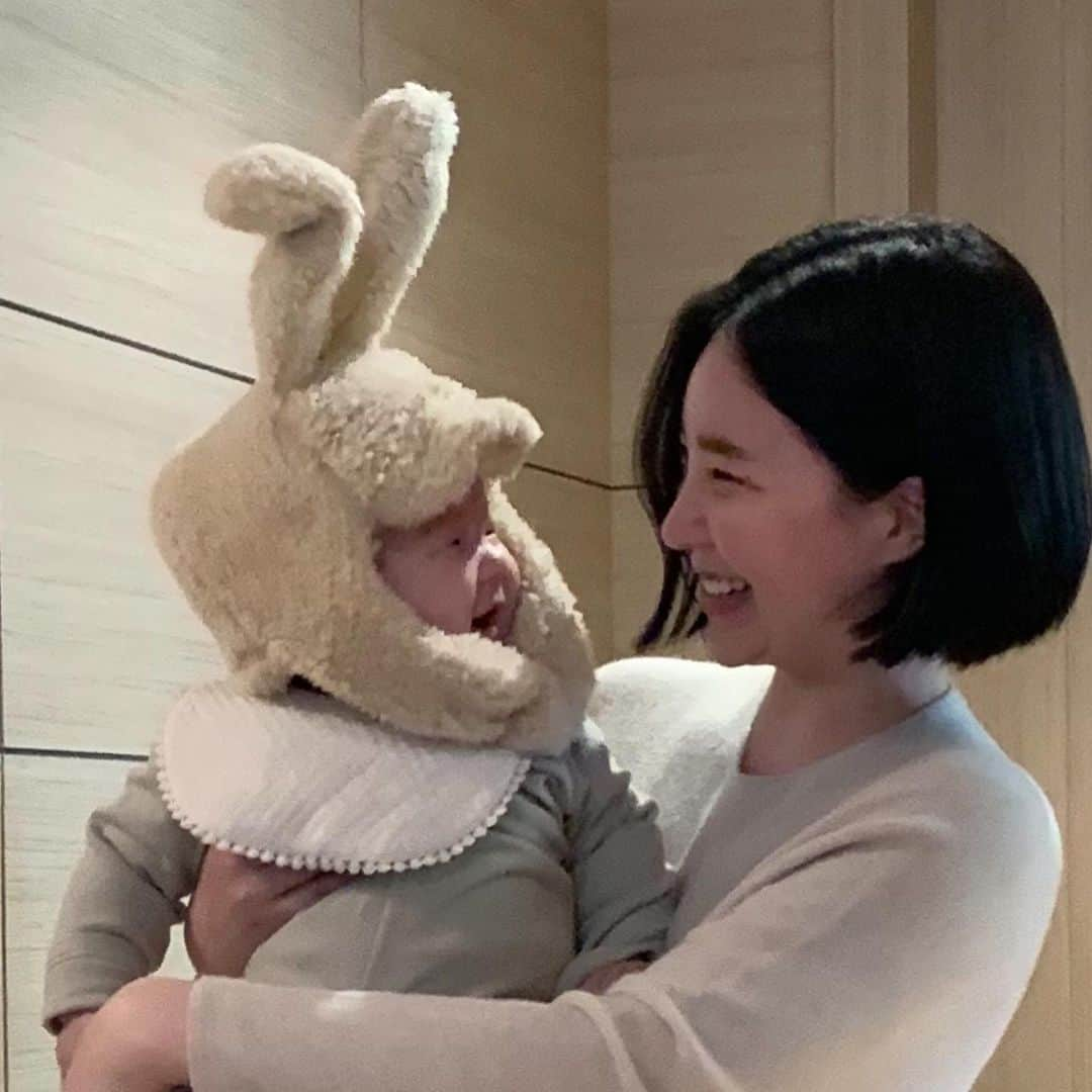 カン・ヘヨンさんのインスタグラム写真 - (カン・ヘヨンInstagram)「+182👶🏻💛  엄마 촬영 도와주신 거대 토끼님🐰 오늘도 거대 토끼님에게 시선 강탈 당해서 #블로퍼 홍보 망했다구 합니다🙇🏻‍♀️  #육아맘 #아줌마그램 #애기엄마 #엄마와아들」1月19日 15時54分 - mangdoo_noona