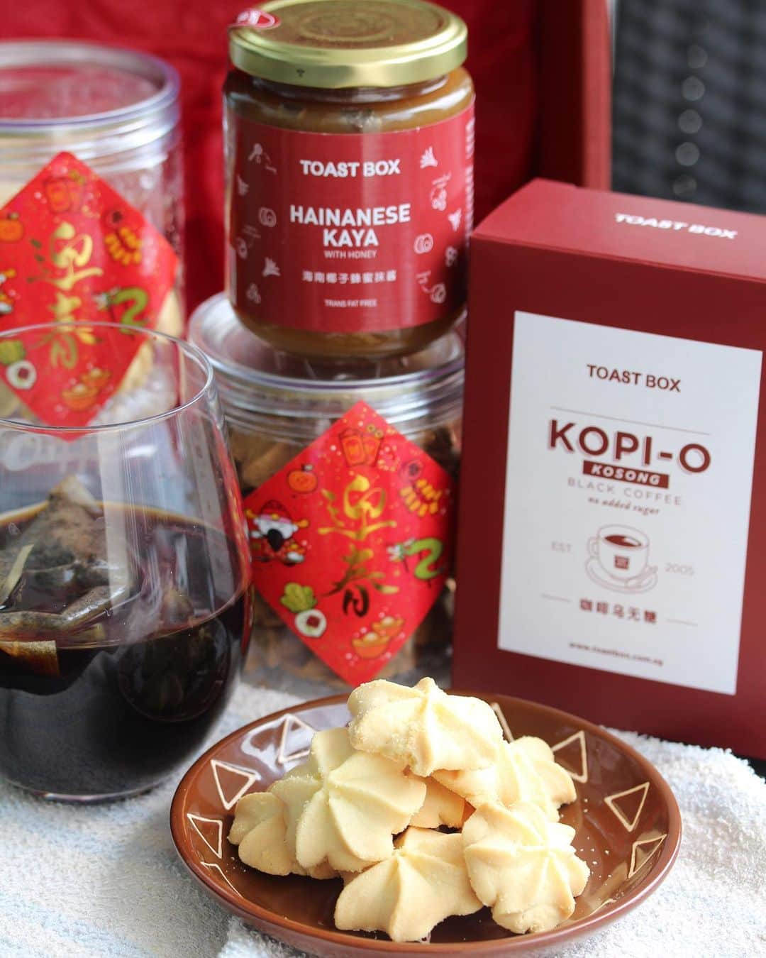 Li Tian の雑貨屋のインスタグラム：「Love these melt-in-the mouth butter cookies from @toastbox that so fragrant and not too sweet! Perfect for pairing with the signature Kopi O Kosong! 😋  For kopi lovers, don’t miss the Kopi Gao Cookie 咖啡曲奇 ($12.80 / bottle) that are infused with Toast Box’s proprietary blend of ground coffee for a true kopi gao kick 👍 Also introduced for the first time is the assorted gift set ($32.80/various combinations) comprising an assortment of any two bottles of cookies and pastries paired either with Toast Box’s proprietary 2-in-1 Kopi, Hainanese Kaya, Durian Kaya or Peanut Butter.  Promotions ⭐️  Now till 11 Feb  10% OFF any 2 bottles of festive cookies 15% OFF any 3 bottles of festive cookies BTR Members: 15% OFF any 2 bottles of festive cookies  Now till 26 Feb receive a complimentary tote bag with a minimum spend on $32 spent on Chinese New Year cookies and Gift Sets  Available in store or buy online at https://www.toastbox.com.sg/pre-order.html.  • • #singapore #desserts #igersjp #yummy #love #sgfood #foodporn #igsg #ケーキ  #instafood #gourmet #beautifulcuisines #onthetable #cakesofinstagram #cafe #sgeats #f52grams #bake #sgcakes #bread #feedfeed #pastry #foodsg #cake #cny #sgbakes #sgblogger #sgblog #sgcookies #toastboxsg」