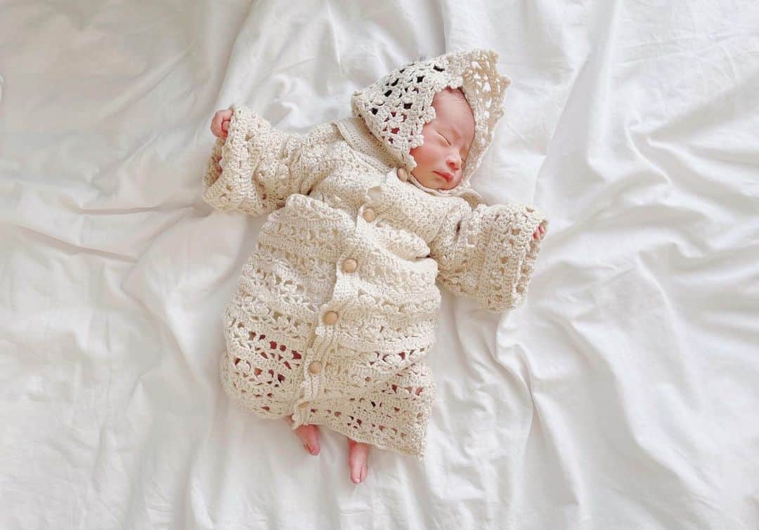 のインスタグラム：「手編みのドレス🧶着れた🥺 家族みーんなに会えたよ👧🏻🧑🏻‍🦱🐷 . . #justborn #妊娠38週 #38週出産#出産#お産#第二子出産#陣痛#第二子#男の子ママ#新生児#男の子ベビー#2021年産まれ#令和3年ベビー#セレモニードレス#かぎ編み初心者  #2歳#女の子ママ#女の子キッズ #育児日記#ママライフ#福岡ママ#ママスタグラム#子供と犬#フレブルと子供 #マタママさんと繋がりたい #igkids #instagood #instalike」