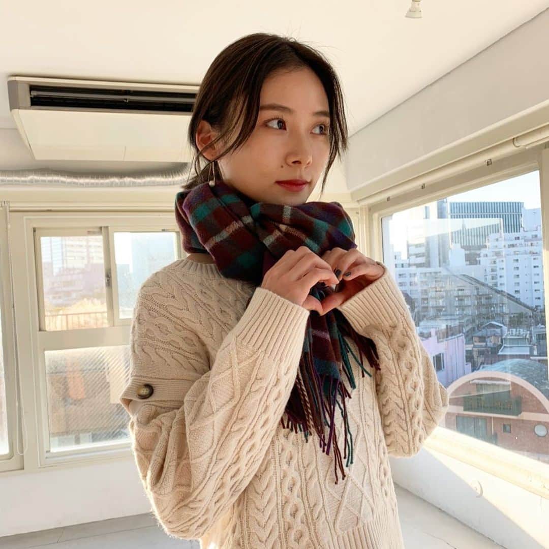 steady.のインスタグラム：「左前に向かって💓を飛ばしている、朝日奈央ちゃん。 発売中のsteady.2月号では、服呼ぶ服で、なりたい私へ‼︎という企画で、占星術師の星ひとみさんからのアドバイスに沿った洋服を着こなしてくれています😍😍😍😍  これは金運を高めるファッションの条件の撮影中のオフショットです。 2021年金運💰もあげたい😋😋😋😋  #steady #雑誌ステディ #雑誌steady #fashion #magazine #朝日奈央 #モデル #💓 #星ひとみ さん #金運 アップ #steadyオフショット」
