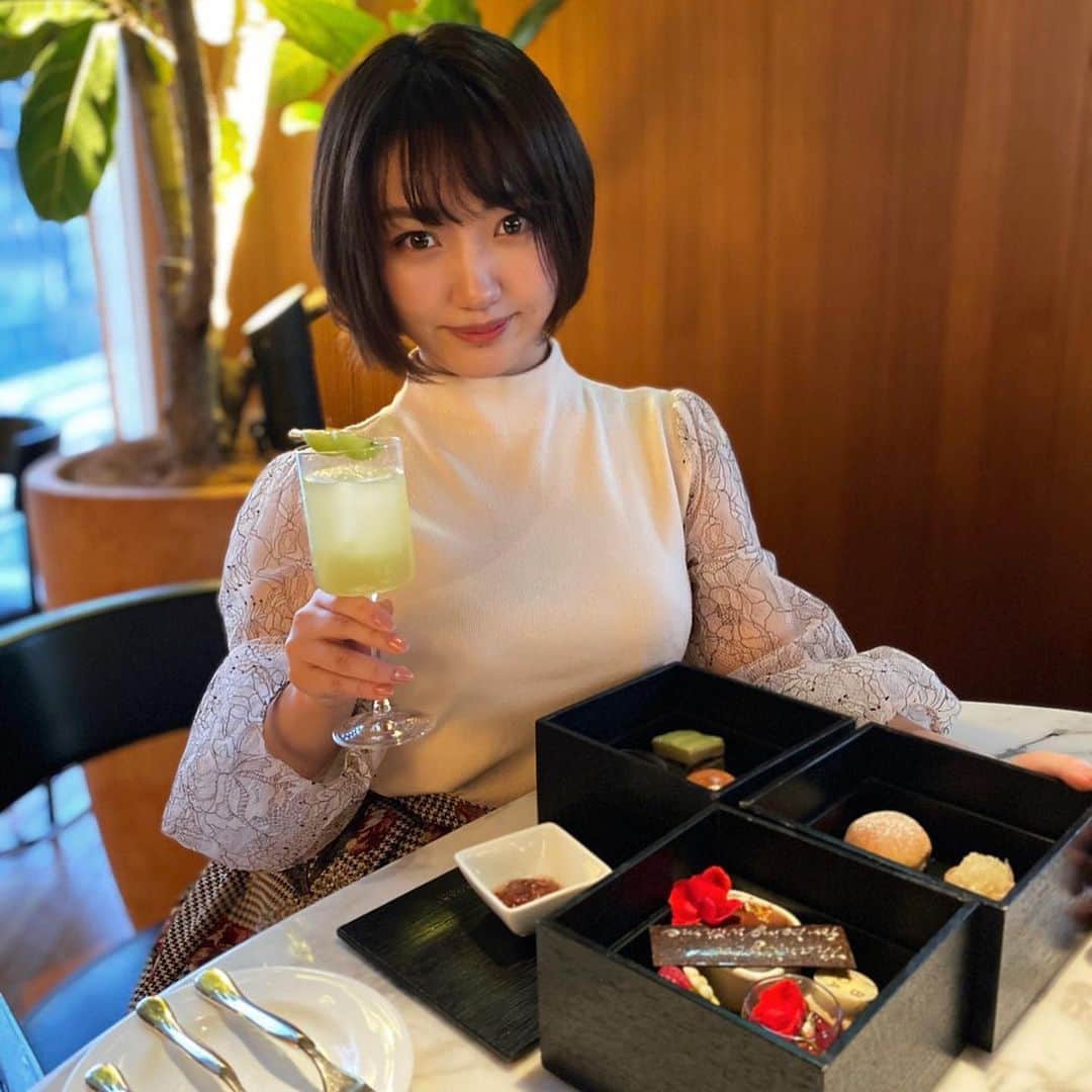 東美希のインスタグラム：「BVLGARI cafe❤️ . トップスは初売りで買った #lagunamoon ❤️ . . . #bvlgari #bvlgaricafe #afternoontea  #ショートボブ #bar #銀座カフェ #銀座ランチ」