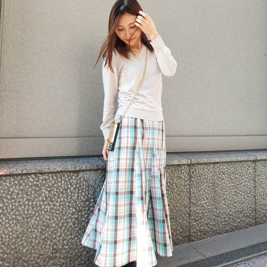 のインスタグラム：「NEXTWEEKENDの @nextweekend_jp の #物語のスカート﻿ ﻿ 私はセピアミント（PMサイズ）﻿ にしました。﻿ ﻿ 気持ちが春色になる☺️﻿ ﻿ #かぞくごと #studioclip #NEXTWEEKEND﻿ #春ファッション #バンドリヤー #bandolier #セピアミント」