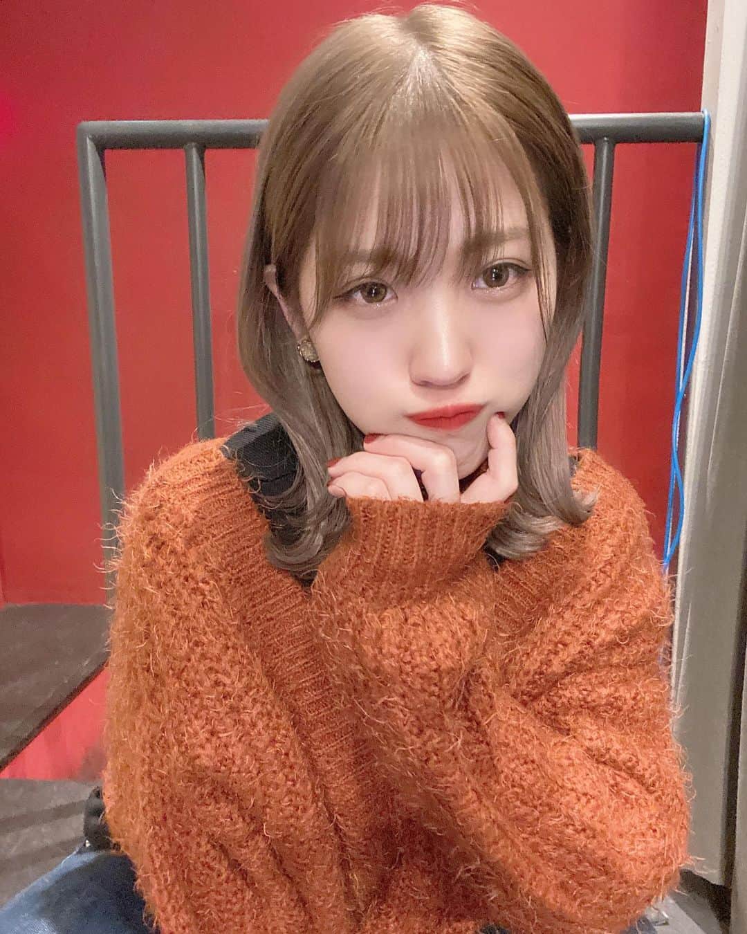横山なつみのインスタグラム：「年明けに染めてました〜 やっぱハイトーン好き🦊🦊」
