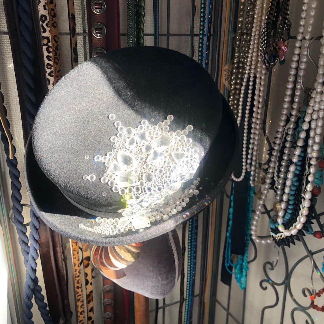 倉本康子さんのインスタグラム写真 - (倉本康子Instagram)「🌟 帰宅。 衣装を置いてる部屋に入ると 壁〜天井いっぱいに光が‼︎ ✨✨✨✨✨✨✨🤩 窓際に置いていた帽子の キラキラスワロが反射していた。 なんだか得した気分になれましたとさ😊 #サンキャッチャー #ではない #日中のイルミネーションタイム #お得な気分」1月19日 16時04分 - yasuko_kuramoto_yakko