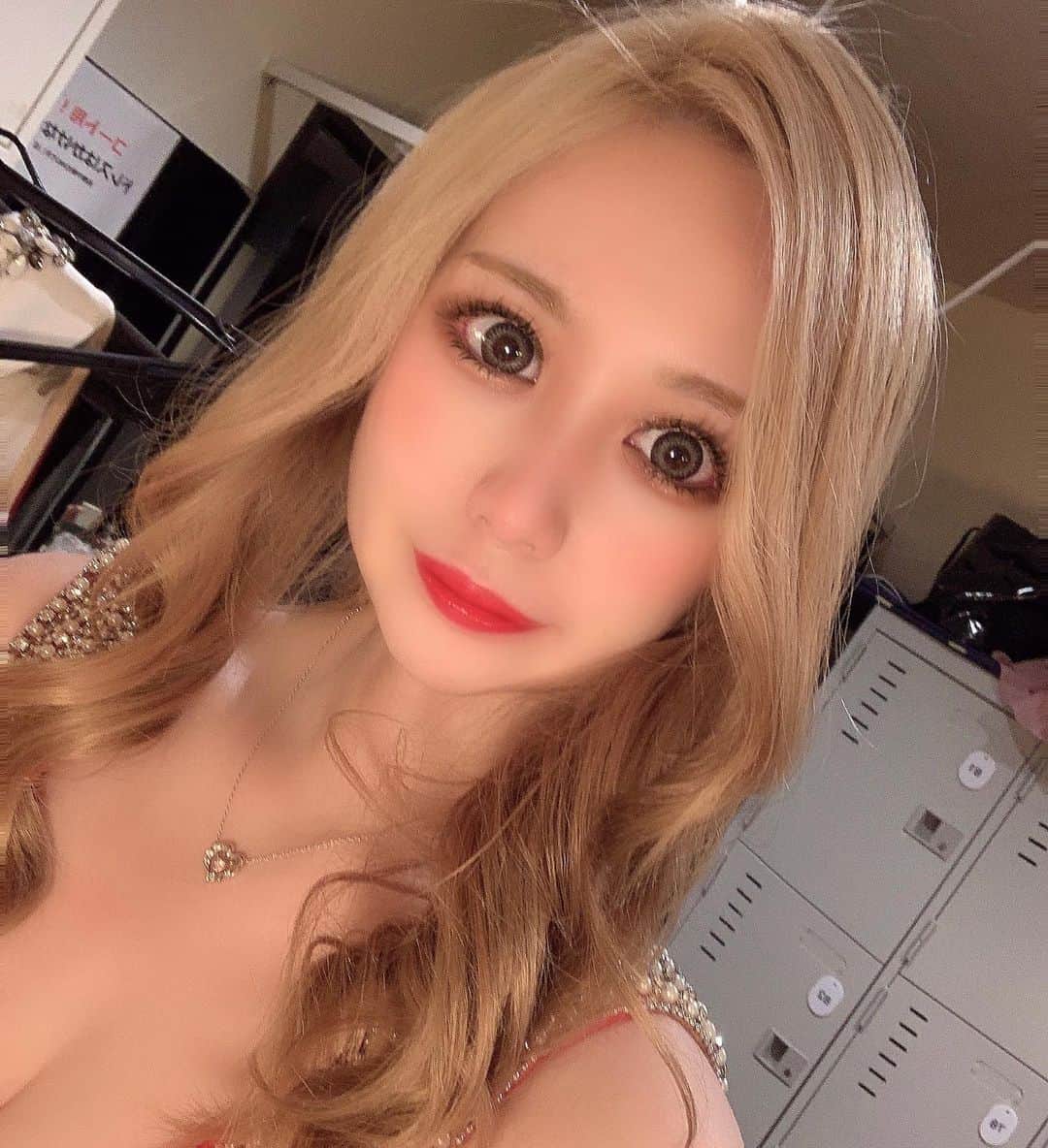 黒魅きららのインスタグラム：「コロナなんかに負けないでやんす✊ 毎日いるので楽しく飲みましょ(^○^)♡  大学の卒業式ないと思ってたけどあるんだって！！ めっちゃ嬉しい🎓✨  #歌舞伎町 #新宿 #キャバクラ #キャバ嬢 #歌舞伎町キャバ嬢 #shinjuku #tokyo #kabukicho #venet #venettokyo #ベネチアン #ベネ #ベネ東京 #ベネ東京新宿 #合法ロリ #ロリギャル #ダイエット #食べないしかない #金髪 #巻き下ろし #ロング #ar #キャバドレス　#ギャル好き集まれ #六本木 #ラウンジ #中洲 #錦 #錦キャバ嬢 #歌舞伎町バー」