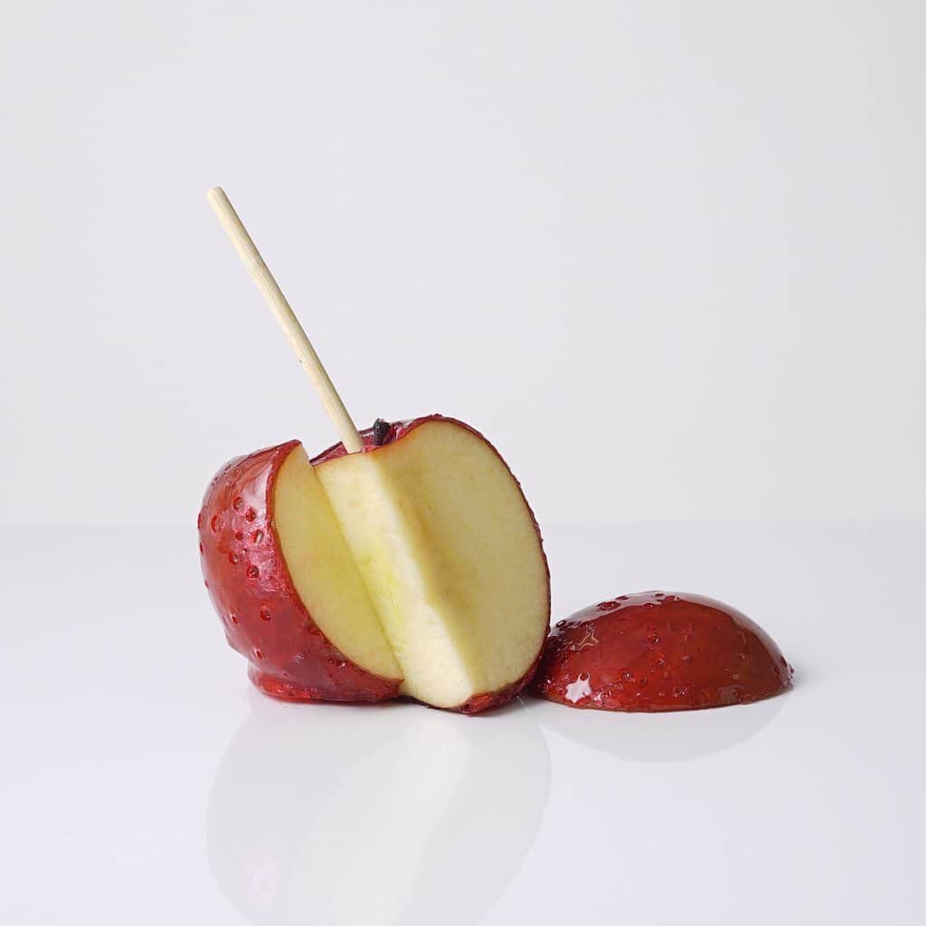 Cake.jpさんのインスタグラム写真 - (Cake.jpInstagram)「数量限定❣️もぎたて季節のりんご飴Aセット🍎  りんご飴の王道プレミアムプレーンが2個 、シナモン1個、ココア1個の合計4個セットです😊✨  主となる林檎は今が旬‼️ NZ産のKORUりんごを使用したりんご飴になります👏 硬い果肉で酸味と甘みが日本のフジに似ており飴と非常によく合います🌈  JAZZりんごより甘みがあり歯応えのある果肉の中からほんのり酸味の果汁が飴と交わり、りんごの香りも抜群に味わえます🍎✨  ぜひお試しください❣️ ＝＝＝＝＝＝＝＝＝＝＝ この投稿をtap→商品を見る、又はプロフィールのショップを見るからご購入頂けます🧁 ＊＊＊＊＊＊＊＊＊＊＊＊＊＊＊＊＊＊＊＊＊＊＊＊＊＊ ⁠ ⁠⁠⁠⁠⁠⁠⁠⁠⁠⁠⁠⁠⁠⁠⁠⁠Cake.jpでは、皆さんからシェアされた⁣⠀⁠⁠⁠⁠⁠⁠⁠ ⁠ 素敵なお祝いのコンテストをおこなっています⁠🙌⁠ ⁠ ⁠⁠⁠ ⁠ 👇フォトジェアニバーサリー参加方法👇⁠ ⁠ ⁠⁠  Cake.jpのケーキでのお祝いの様子を⁣⠀⁠⁠⁠⁠⁠⁠⁠⁠ ⁠ @iiicakejp #フォトジェアニバーサリー で タグ付けしてシェアするだけ🌈  ご参加を心よりお待ちしております💡 ⁠ ※当アカウントと同様のなりすましアカウントが報告されています。当社とは関係がございませんのでご注意くださいませ※ ＊＊＊＊＊＊＊＊＊＊＊＊＊＊＊＊＊＊＊＊＊＊＊＊＊＊  #美味しいもの好きな人と繋がりたい#おうちスイーツ#お取り寄せスイーツ #お家パーティー#お取り寄せグルメ#甘党#素敵なお祝い#スイーツ好きな人と繋がりたい#食べるの好きな人と繋がりたい#お土産#手土産スイーツ#スイーツ好き#スイーツ部#プレゼント#サプライズ#お菓子#いつもありがとう#かわいいスイーツ#オシャレなスイーツ#おうちカフェ#ご褒美#ご褒美スイーツ#りんご#林檎#りんご飴#シナモン#ココア#かわいいお菓子」1月19日 16時00分 - cakejp_official