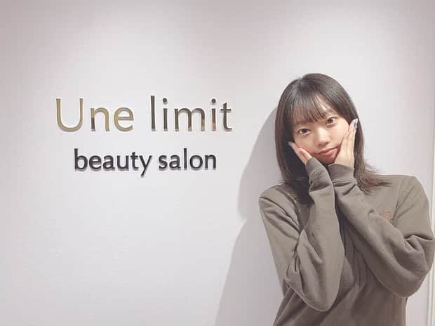 青山ひかる（あおみん、あお松）のインスタグラム：「実は先日、Une limitさんに 炭酸ガスパックをしてもらいに行ってました🥺💙 すっぴんで失礼します〜笑 ． ． yuzuさんがかなり気さくで話しやすくてコミュ障の私には助かりました🥺🙏 お店も綺麗で落ち着く雰囲気でした！ 炭酸ガスパックは、初めてするんですが… 想像以上にバチバチ💥してびっくりしました😂 yuzuさんがたくさんお話してくれるおかげで 痛みに耐えられました！！笑 施術後、すごい顔が小さくなった😳😳！ そしてほっぺの位置がかなり上がって、もちもち肌に😳 ニキビ跡も多少薄くなりました！！！ 炭酸ガスパックは、肌の傷なども薄くするそうで 私の太ももにある肉割れも、薄くなりました😭✨ ここで、また一段と綺麗になっていこうと思いました。笑 本当にありがとうございました！！ ． なんと炭酸ガスパックは、円形脱毛症にも効くらしい！ 肌の活性化をするので、ニキビ跡も薄くなったり… いい事だらけ💓💓💓 男性の方も施術出来るらしいので良ければ是非☺️🙏 ． @unelimit_official  @unelimit_yuzu ． ． #unelimit #渋谷 #宮益坂 #美肌サロン #カーボキシー #クリスティーナ #ハーブピーリング #美肌 #毛穴」