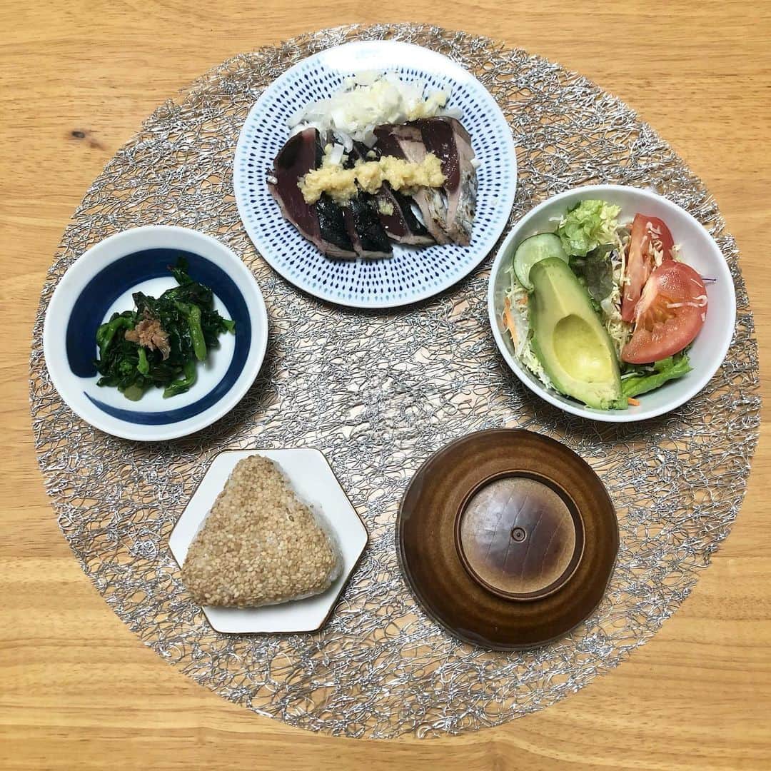 みのり(26)＠東京 ダイエットのインスタグラム：「. . 金ゴマの鮭おにぎり 長ネギの味噌汁←温め中 ほうれん草のお浸し かつおのたたき　ネギ生姜のせ アボカドとトマトのサラダ . . 今日のおひるごはん . . かえってきた自炊ごはん . . ただいま！✌︎('ω')✌︎笑 . . 最近は、 夜勤明けの休みは家から一歩も出ない(笑) . . クマだね🧸 . . ◉ライザップ公認の紹介アンバサダーです。 〜紹介特典で、お安く入会できます〜 . ▶︎全国どの店舗でもOK ▶︎カウンセリング予約前にご連絡ください . 📺RIZAP TVCM出演 🏅RIZAP BMG ファイナリスト2017.2018 . #rizap #ライザップ #ダイエット #diet #レコーディングダイエット #ダイエッター #公開ダイエット  #朝ごはん #morning #食べて痩せる #おうちごはん #糖質制限 #低糖質ダイエット #和食 #クッキングラム #自炊女子 #腸内環境 #食事管理 #栄養  #cleanmeals  #lowglycemic  #まいにちごはん部#腸活ダイエット」