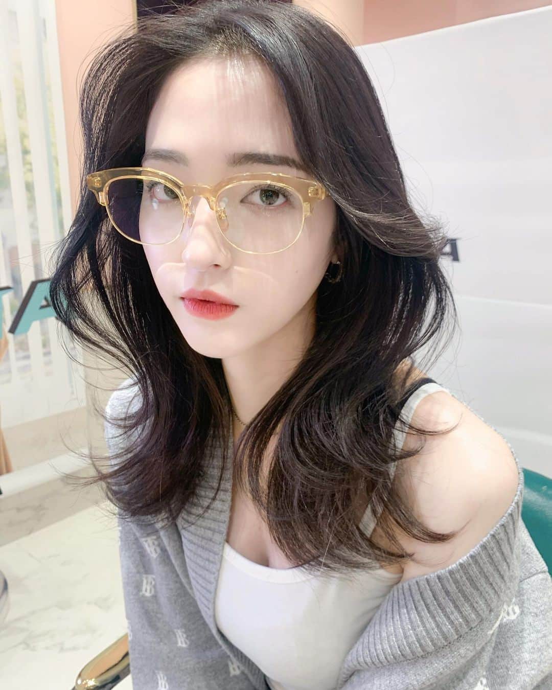 原涼香のインスタグラム：「𝑁𝐸𝑊 🤍🤍🤍 𝑴𝒆𝒅𝒊𝒖𝒎 𝒍𝒂𝒚𝒆𝒓 ✂︎ 上品くびれワンホンミディ トレンドです！ ㅤㅤㅤㅤㅤㅤㅤㅤㅤㅤㅤㅤㅤ」
