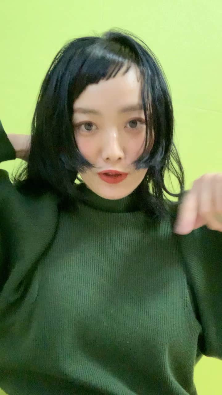 田中真奈美のインスタグラム：「皆さんのご意見を元に出来る事からやってみました☺️🙏🏻💕 . いろいろ言葉間違えてます😂🙏🏻💦秋と春はミディアムくらいでくびれを作りたくなります💕 . 皆さんも美容師さんと相談しながらオリジナルカスタムするのもありかもです😆✂️🎶💕✨ . 今日のスタイリング剤は朝☀️髪を濡らした後に　@utau_official_  のメロウバームをつけてます💇🏻‍♀️💕 #switchmanami」