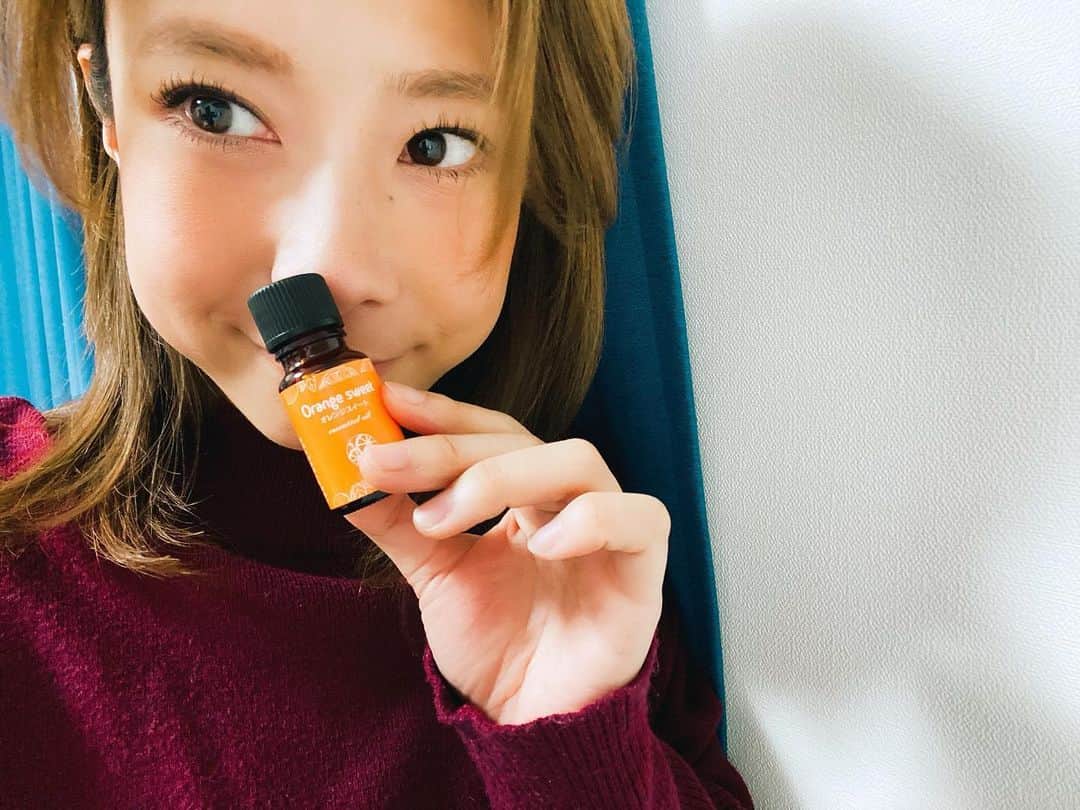 のインスタグラム：「. ワインもそうなのですが、いい香りのするものが元々好きだということもあり​  #アシェットの#やさしいアロマ生活 で#アロマテラピー を始めました‪🌱‬​ 毎号違った#生活の木 の#アロマオイル が付いてくるのも嬉しいし、ページ数も程よく#アロマ に詳しくない私でも楽しく学べます🙋🏻‍♀️​ #アシェットコレクションズジャパン といえば！#定期購読 を申し込むと、特製アロマボックスやアロマポッドなどのプレゼントが貰えるのも魅力的です✨​ ちなみにその日によって、好きな香りって変わるんです👀今日の私は#オレンジスイート が好きでした🍊​ .​ #pr​ #アシェットライフスタイル​ #アシェットアロマ​ #アシェット​ #ウェルビーイング​ #aroma​ #aromatherapy​ #aromaoil​ #wellbeing​」
