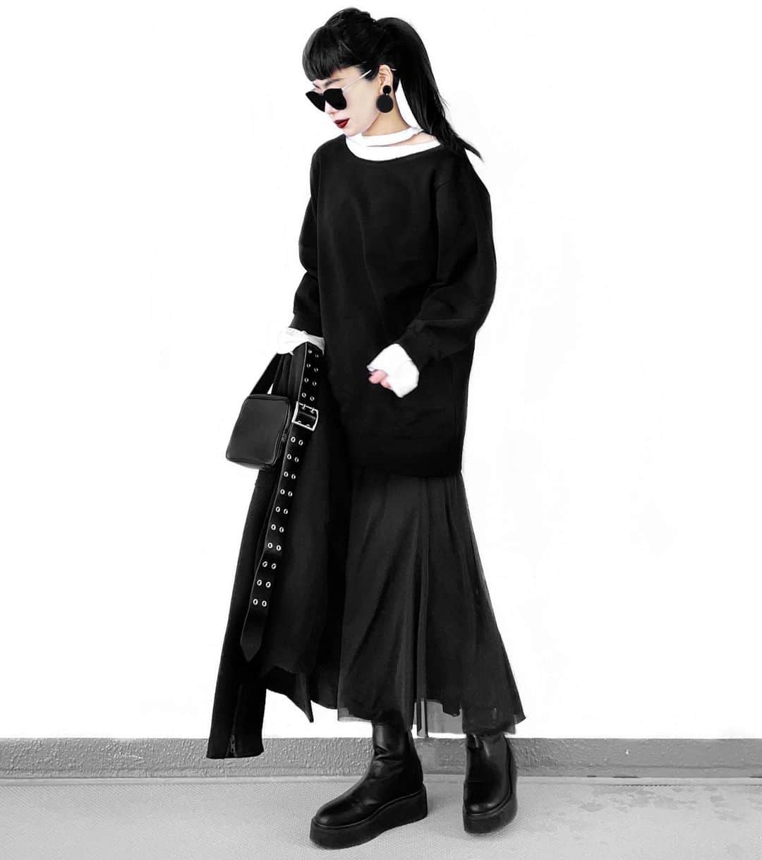 lve_xxxxのインスタグラム：「.﻿ .﻿ 𝗘𝗠𝗢𝗗𝗔 ﻿ @emoda_official ﻿ ﻿ #ｽﾘｯﾄﾈｯｸﾚｲﾔｰﾄﾞﾜﾝﾋﾟｰｽ﻿ ﻿ 一枚でｺｰﾃﾞが完成する﻿ ﾐﾆﾜﾝﾋﾟ！﻿ ﻿ ｶｯﾃｨﾝｸﾞﾈｯｸのﾛﾝTがﾚｲﾔｰﾄﾞされた﻿ 裏毛になってて着やすい👍﻿ ﻿ 私はﾜﾝﾋﾟだとちょっと厳しいので😂﻿ ﾁｭｰﾙﾏｰﾒｰﾄﾞｽｶｰﾄと合わせてみました。﻿ ﻿ ｽｶｰﾄは @murua_official ﻿ @aoi_kanazawa ﾌﾟﾛﾃﾞｭｰｽのやつ！﻿ ﻿ 夏場も着られる素材感だから﻿ ながーーーく愛用出来そうで買って正解👏﻿ ﻿ ﻿ －－－－－－－－－－－－－－－－－－﻿ ﻿ その他ｺｰﾃﾞｱｲﾃﾑ詳細は﻿ WEARをご覧くださいませ。﻿ ﻿ WEAR ： lvexxxx ﻿ 💻 https://wear.jp/sp/lvexxxx/﻿ ﻿ ﻿」