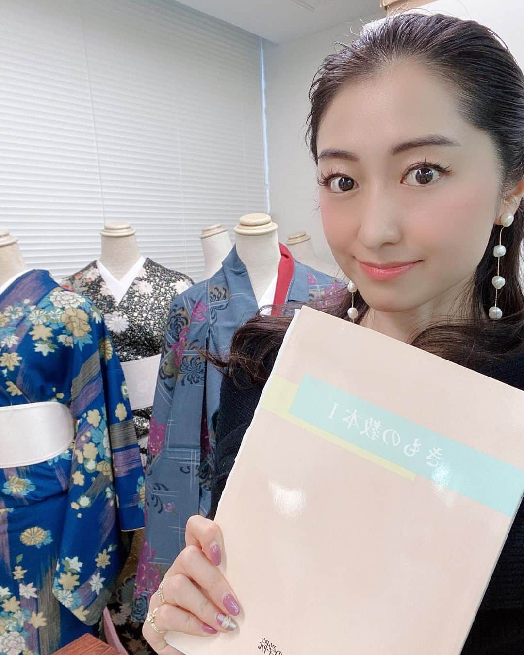 江辺香織さんのインスタグラム写真 - (江辺香織Instagram)「ビリヤードサロンのメンバーの奥様にお誘い頂き1月から着付け教室へ通っています✨  3回目のレッスンは 肌襦袢と着物を着るまで。 次回から帯締めしていきます。  やってみると簡単♩ そして一生もの💕  歴史も学べて着物の奥深さを感じております。  そして凄いお腹減る🍰（笑）   #着物 #着付け #長沼静きもの学院 #kimono #習い事 #chianti #poolsalon503 #billiardsplayer」1月19日 16時29分 - kaori.ebe