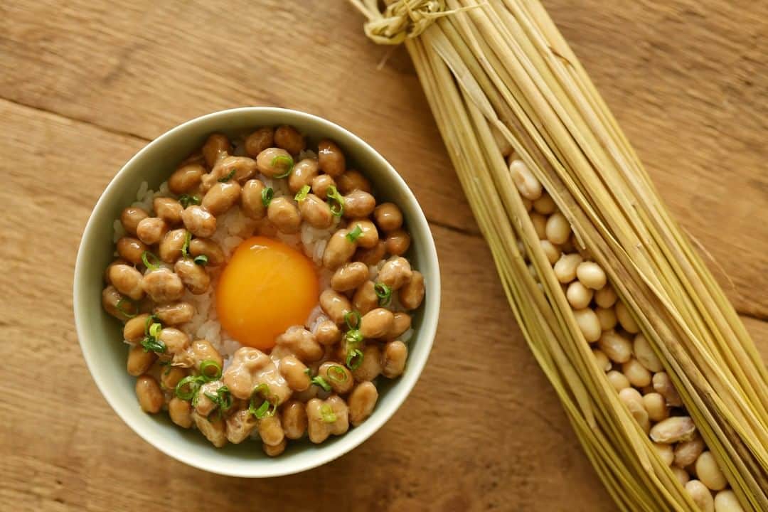 Komerco-コメルコ-さんのインスタグラム写真 - (Komerco-コメルコ-Instagram)「. おいしさに感動！ おうちで楽しめる手作り藁納豆 . 日本のソウルフードのひとつ「納豆」。昔ながらの藁（わら）に入った納豆を食べたことがある方は意外と少ないのではないでしょうか。  藁に包むことで独特の香りが豆に移り、いつもとはちょっと違う特別なおいしさに。また、藁が適度な水分を吸収するので豆の旨みが凝縮し、程よい歯ごたえに仕上がります。  自宅でも手軽につくれる便利なキットを活用した、手作り納豆とアレンジレシピをご紹介します！  -------------------------------⁣ ▷ #コメルコバナシ は、KomercoアプリとWebサイトのホーム画面でご紹介している読みもの。クリエイターや作品の魅力を紹介し、モノからはじまる料理の楽しさと可能性を提案しています。⁣ https://komer.co/komercobanashis/mP0DGB4eUI9Dljy1RLMa .⁣ ▷Web版はプロフィールリンクから📲⁣ @komerco_official⁣ .⁣ ▷iOS版アプリのダウンロードはAppStoreにて「Komerco」または「コメルコ」と検索🔎⁣ -------------------------------⁣ .⁣ #komerco #コメルコ #cookpad #クックパッド #komercoごはん #料理をもっと楽しく #おうちごはんを楽しもう #おうちごはん #instafood #foodpic #cookinglove #手しごと #komercoフード #komercoクラフト⁣ #手作り #自家製 #手づくり #手仕事 #納豆 #藁納豆 #わら納豆 #自家製納豆 #納豆ごはん  #岩手 #風土農園 #手作り納豆キット  #発酵 #発酵料理 #発酵食品」1月19日 7時31分 - komerco_official
