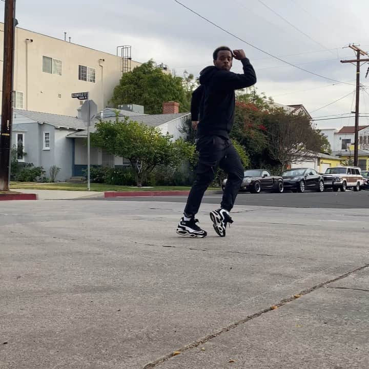 Lil Buckのインスタグラム：「Light work on my last Street Session round of this day. Wish the lighting was better. Gotta Love jookin to these classics, brings that inner G out. New ones on the way 👟👟#GetBuckTutorials @memphisjookin」
