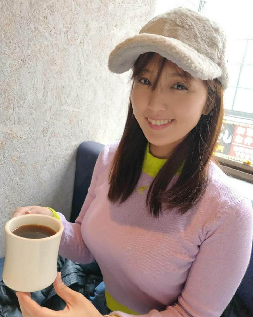 日里麻美さんのインスタグラム写真 - (日里麻美Instagram)「* 左手添えでも主張  * 早く 喋りながら 笑いながら ごはん外で沢山たべたいな。  * * * 【販売中】 💠抑えきれない胸の鼓動 DVD & Blu-ray Amazonなどで購入できます  【TV、Web】 💠 打姫オバカミーコ 劇場公開決定 💠毎週木曜日YouTube タイタン東スポ部更新 💠さまぁ～ずチャンネル 『訳あり美女』  【イベント】 💠未定  * * * * #乳圧女 #着衣巨乳 #着衣でも主張 #主張グラビア #おっぱいの大きいお姉さんは好きですか #hisato」1月19日 7時39分 - hisato.asami