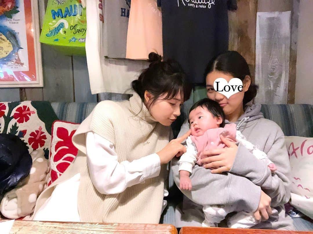 のインスタグラム：「気分転換にお出かけしたのよ 女の子3人と 運転手はパパでね👨  #家族フォト #家族の時間 #ままのて #familysnap  #赤ちゃん服 #女の子ママ #女の子ベビー  #まま #ままどおる #令和3年ベビー」