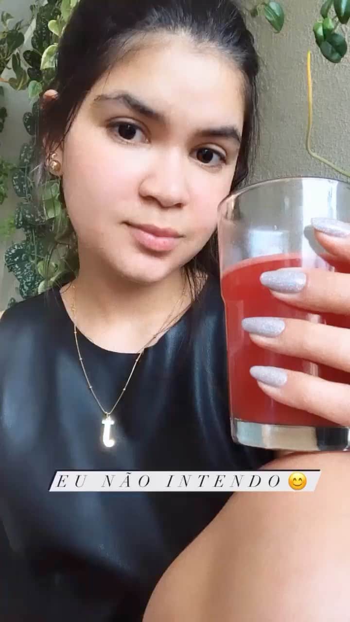 Risqueのインスタグラム：「Quem aqui também é igual à @vizinhadejundiai quando faz as unhas? 😂 Esmaltes usados: Lágrimas de Vênus e As Mil Purpurinas.  #TáNasNossasMãos #Risqué #EsmaltesRisqué #RisquéRegular」