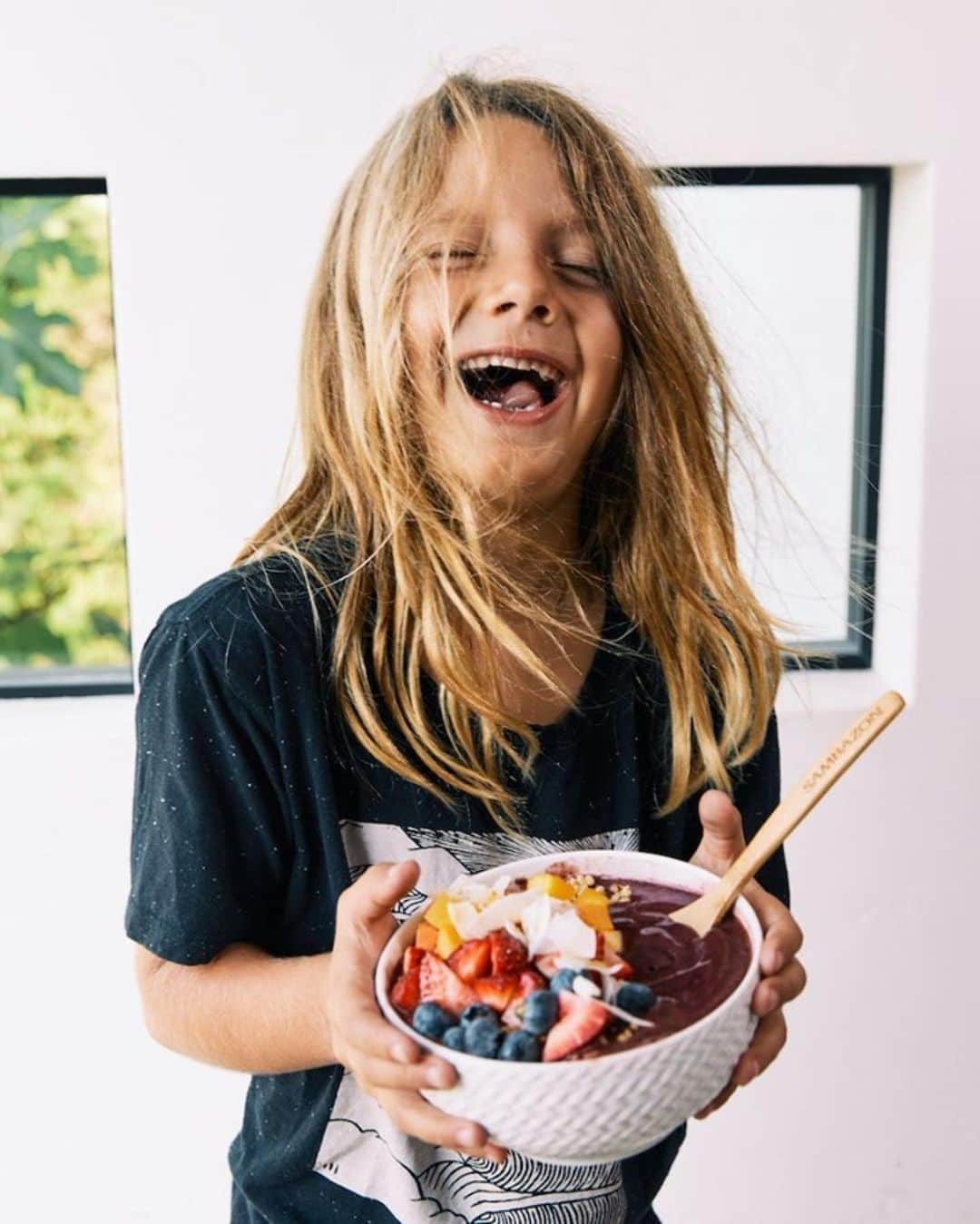 Sambazonさんのインスタグラム写真 - (SambazonInstagram)「Happy purple smiles😋  アサイーを食べて、口の周りにアサイーがついてしまうのを、パープルスマイルと呼んでます💜 私たちを幸せにしてくれるものはありませんね〜😊  アサイーは小さい子には最高ですよね～成長期の脳にはオメガ、お肌には抗酸化物質、健康には食物繊維が含まれています。さらに、ワイルドに美味しいですよ〜😉  #アサイーボウル  #アサイー  #サンバゾン #抗酸化 #免疫力 #ハッピー #ライフスタイル」1月19日 8時03分 - sambazon_jp