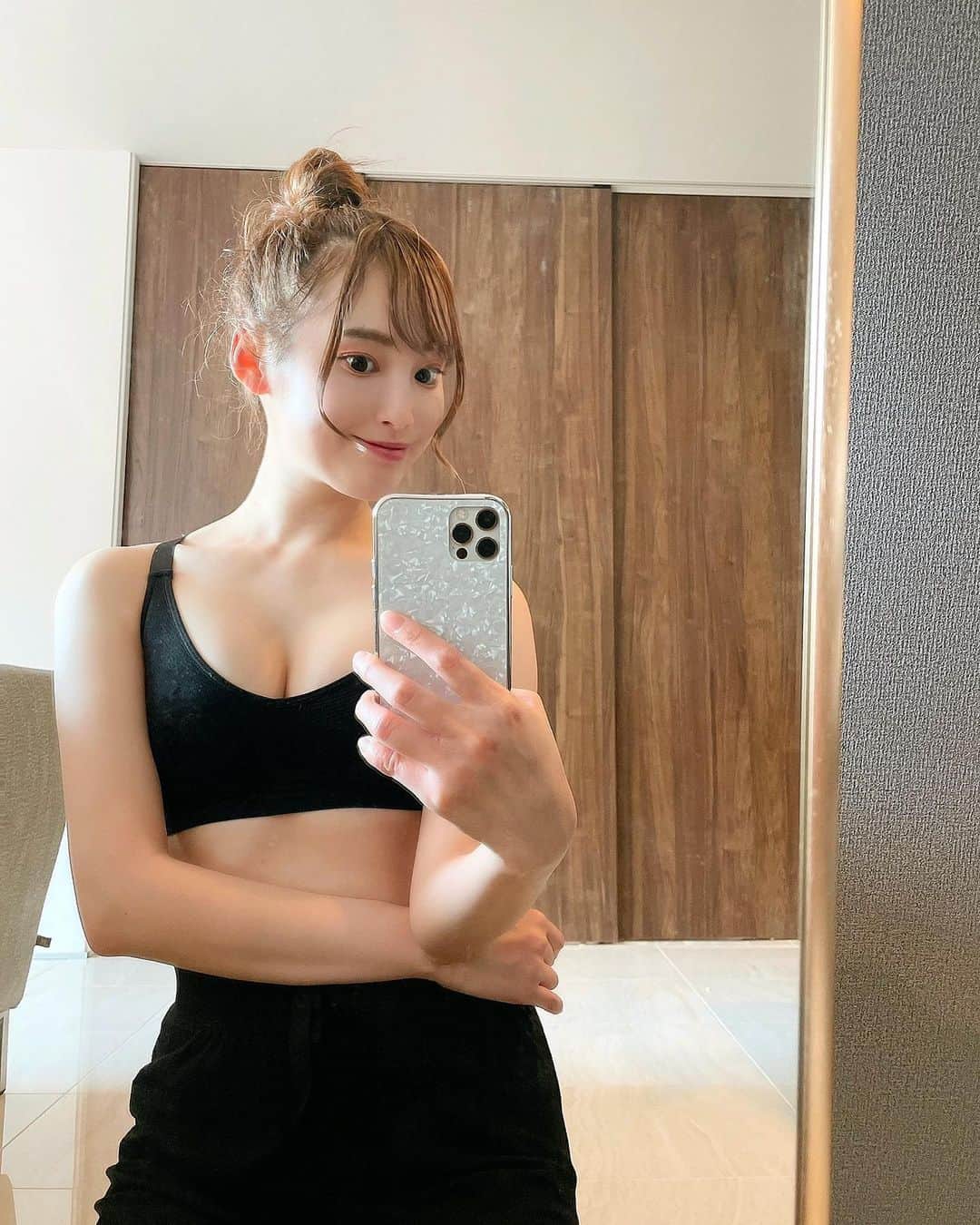 岩佐しおりさんのインスタグラム写真 - (岩佐しおりInstagram)「✔️😘😘 ・ おはようございます☀ 今年から少しずつ毎日お料理に スパイスを使い初めた結果。 １番感じた効果が 「代謝アップ！！！」 トレーニング開始10分後には もう、、、滝汗🤚笑 今まで運動しても 全く汗でなかったのに 本当にこれは嬉しい効果💕 後お風呂にも毎日1〜2時間は 浸かるようにしてるから それもあるかも🌈 出来ることからコツコツと‼️ 相変わらず寸胴だけど🤣🤫 続けてみます✊🏽✨ ・ #筋トレ #筋トレ女子 #ダイエット #スパイス #代謝アップ #hm #トレーニングウェア #わがままボディ」1月19日 7時56分 - i_am_shiorin