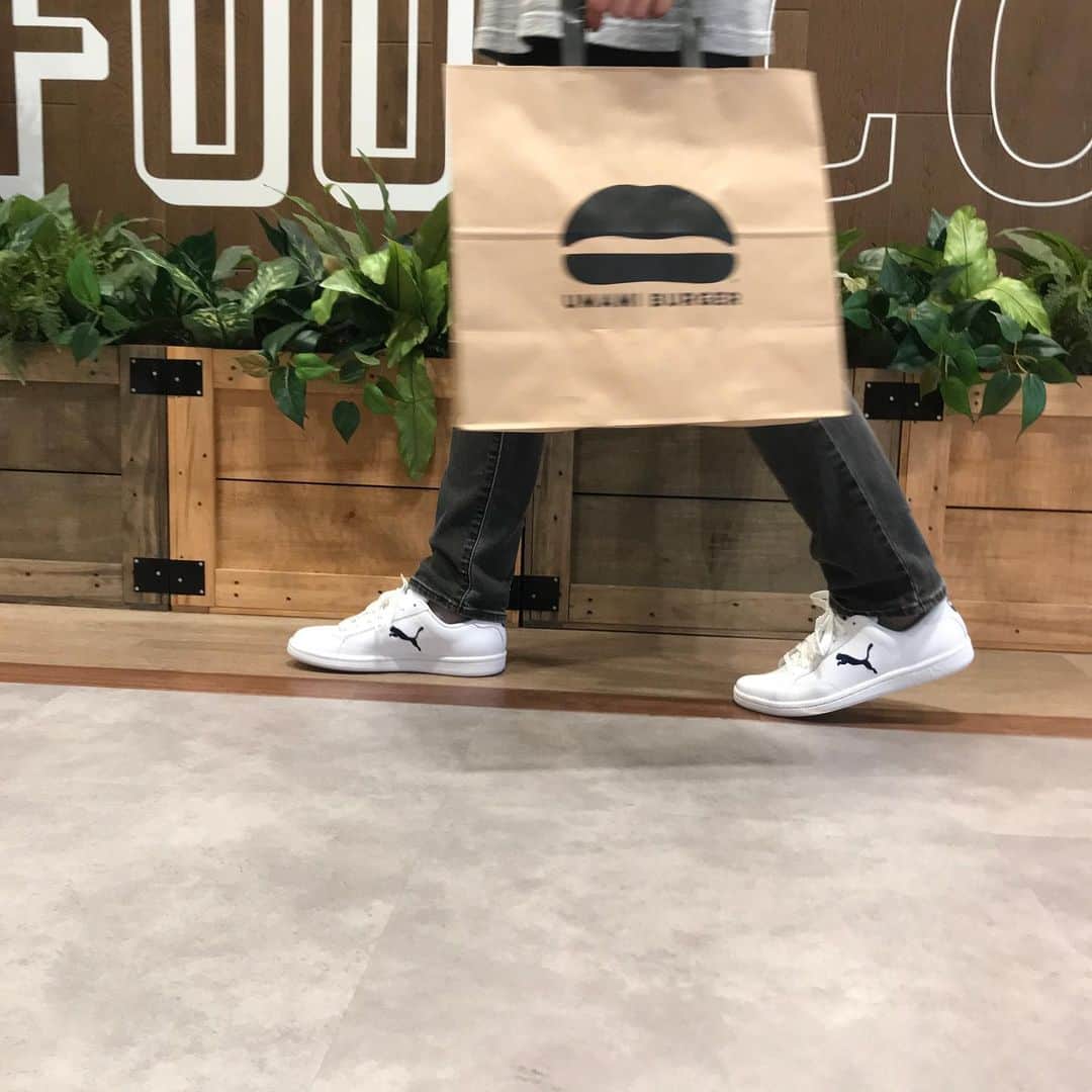 のインスタグラム：「🍔umami  burger 🍔 では. ほとんどの商品がテイクアウト🥡できます👌 ハンバーガーの他にも🍔サラダ🥗や人気のポテトなど充実のラインナップ✨ . 飛沫感染防止の観点からも. テイクアウトや外でのお食事はおススメです✨ . お家でゆっくりと豪華ランチ✨ 天気の良い日は外でのんびりランチ🌞 . 横浜ベイサイド店にはテラス席やベンチなど、外で寛げるスペースが沢山あります✨ ヨットハーバーを眺めながら⛵️美味しいウマミバーガーを✨」