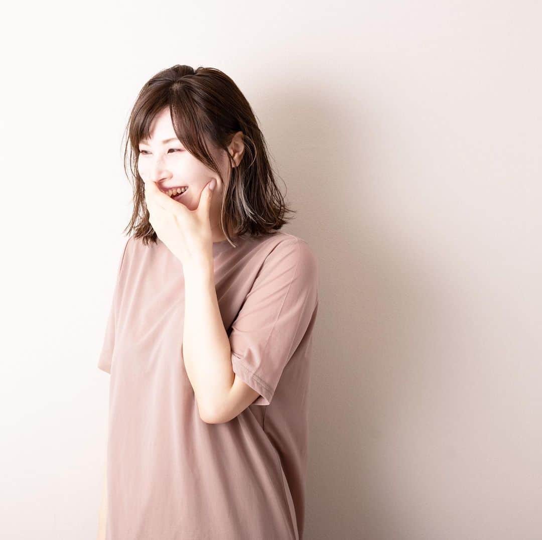 筒井のぞみのインスタグラム：「クリエイティブディレクターとは？  マニクローゼットでのキャリアが4年以上。  厳しいチェックをクリアし、お客様への想いを第一に行動できるスタイリストを、マニクローゼットではそう位置付けています。  ⚫️技術力を磨き ⚫️トライ力のある接客で ⚫️数値目標をクリアしながら ⚫️スピーディーに ⚫️自分だけの強みを身につけ ⚫️選ばれる  クリエイティブディレクター 浅香縁（あさかゆかり）  キャリア5年。  お客様だけではなく、スタッフからも愛される〝寄り添い力〟で、2020年12月に、マニクローゼットで歴代1位の技術成果を叩き出しました。  そして浅香の最大の武器は、多くは語らないけれど、その感性から生み出される瞬時のデザイン力。  時々、もっとワガママ言ってくれたらな と思うこともありますが それも、その人らしさであり 言わないからこそ、私たちの 察する力が求められる。  言葉よりも行動で表現できる それが浅香の、何よりの強み。」