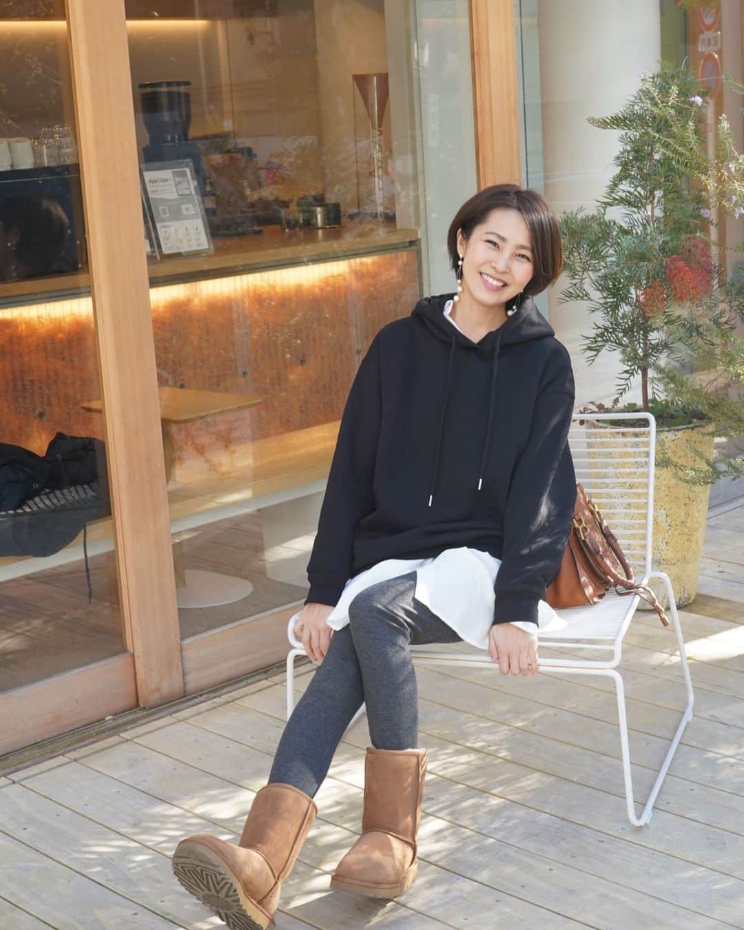 のインスタグラム：「おはよー  女子のオーバーサイズのパーカーって 可愛くて好きなんだよねぇ😌 やぼったくならないように ビッグシャツにレギンス合わせてます。 パーカーもレギンスもGUです🥳  @gu_for_all_  #gu_for_all  #GUstyle #gupr #オーバーサイズスウェットプルパーカ #カットソーリブレギンス #大人カジュアル #大人カジュアルコーデ #アラフォーコーデ #高見えコーデ  #シンプルコーデ #レギンス #レギンスコーデ」