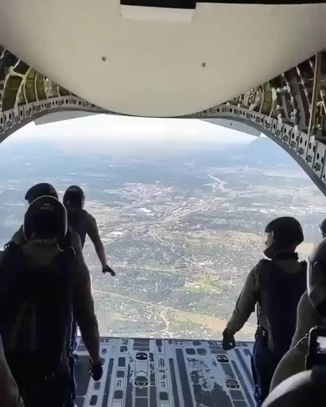 2.8 Milllon CAKESTERS!のインスタグラム：「Follow @top_luxuries and explore amazing locations and luxuries from around the world!⁠ .⁠ .⁠ Tag your squad! 🪂⁠ Video by @hepilots」