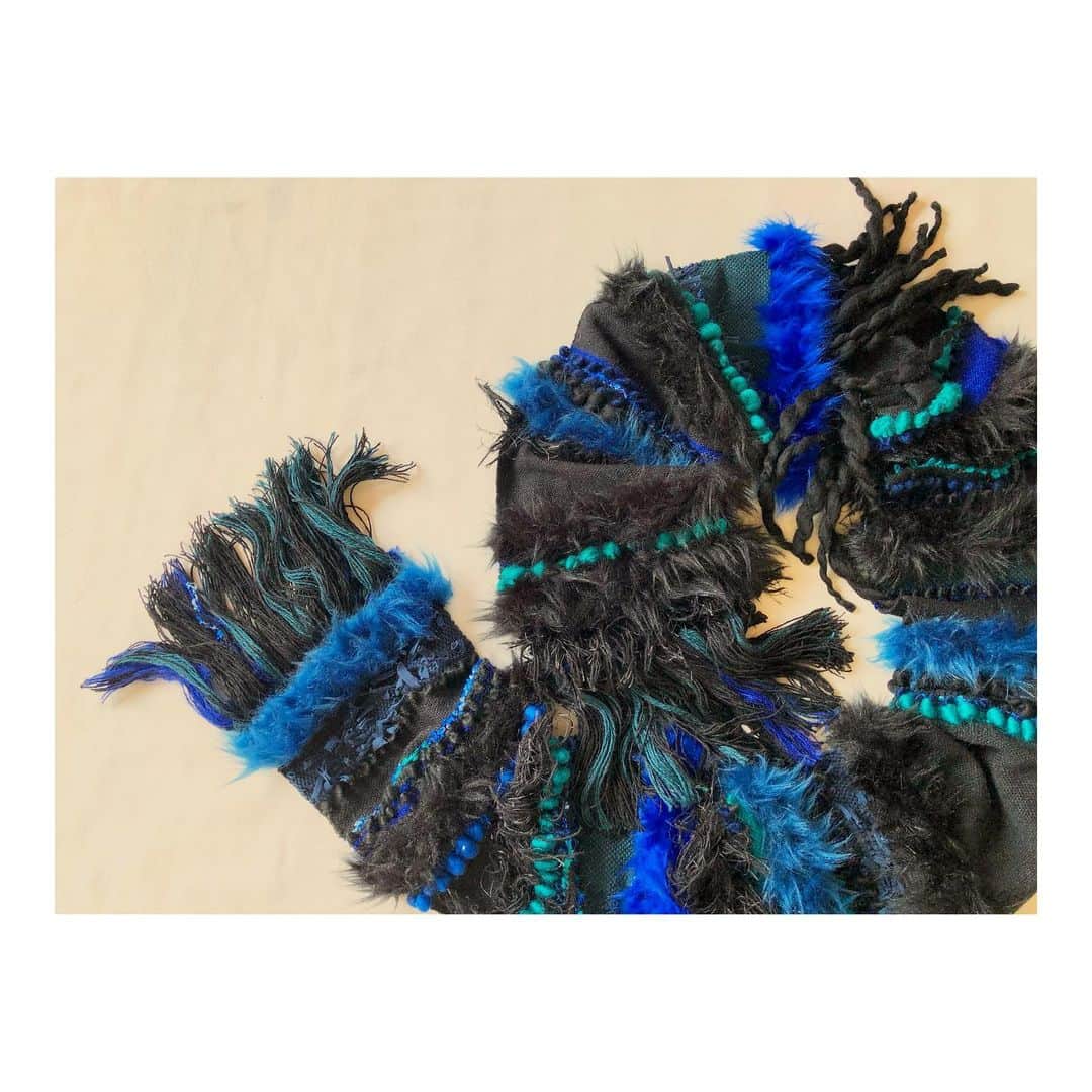 森千波さんのインスタグラム写真 - (森千波Instagram)「black×blue . . . #1000weave#weaving#yarn#handmade#knit#wool#cotton#colorful##stole#black#blue」1月19日 8時01分 - 1000wave