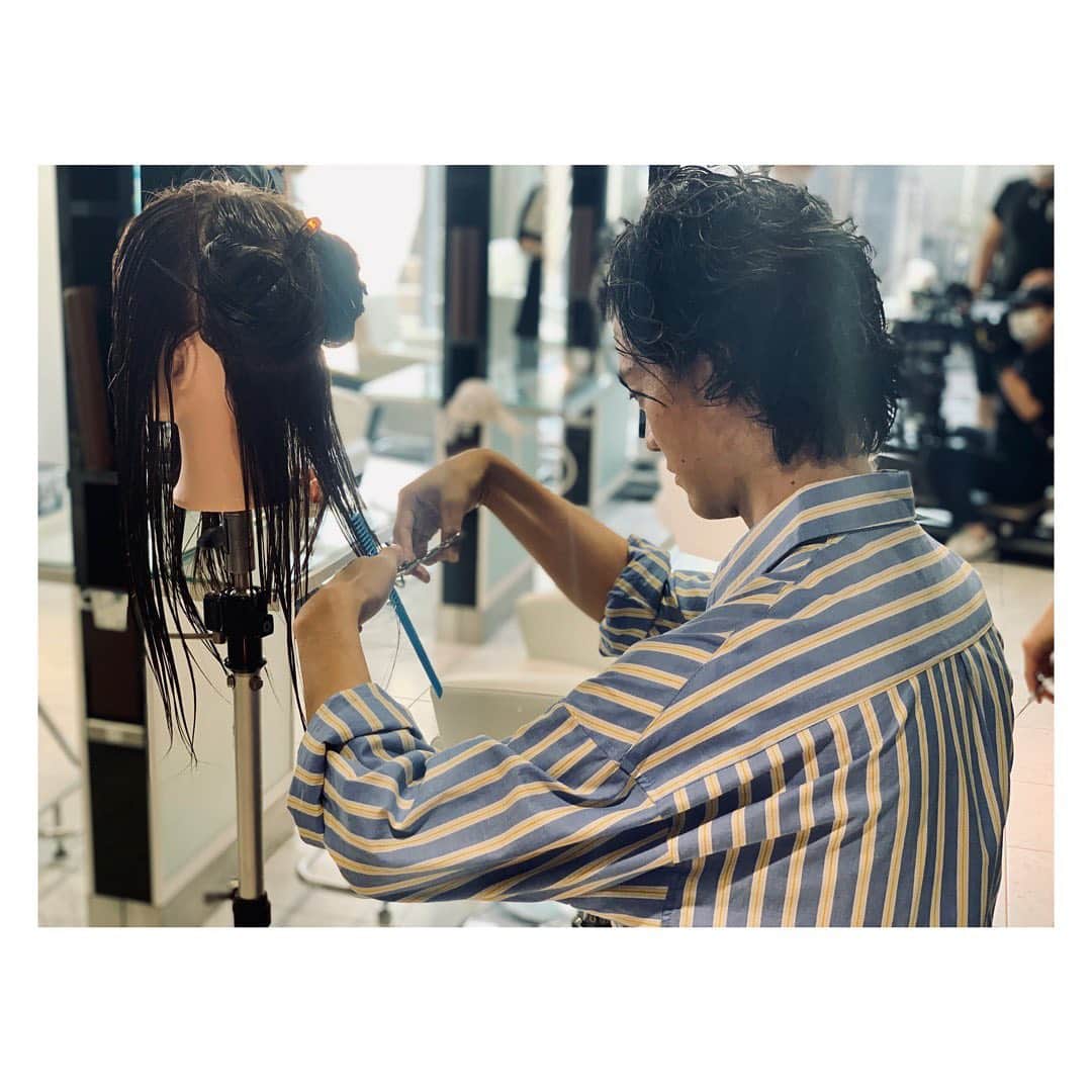 のインスタグラム：「✂️  おはようございます🌞  今週末は第3話放送！ 慎太郎と進展が！？😳  いよいよ3Bとの恋が動き出します🧚🏻‍♀️💓  普段はもうひとつの"B"バンドマンなHIROSHIさん🎸 違う“B”が見れるのは3Bの恋人だけ🌈  第2話 大好評見逃し配信中❤︎  第3話 ❤︎#ABCテレビ (関西) 1月24日(日)よる11時25分～ ❤︎#テレビ朝日 (関東) 1月23日(土)深夜2時30分～  #3Bの恋人 #HIROSHI」