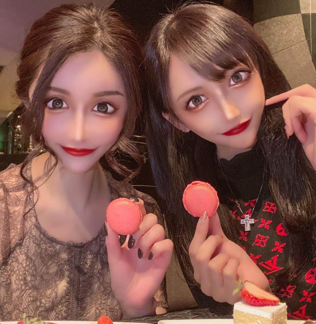 小倉ゆずさんのインスタグラム写真 - (小倉ゆずInstagram)「大阪でできた大好き💕な お友達😍❤️  いつ見ても美人やし、 写真のセンス🤳が素晴らしい😭❤️  出逢えてよかった❤️ ありがとう😊❤️  #アフタヌーンティー  #美女  #目の保養  #梅田カフェ  #北新地  #六本木  #新宿  #中洲  #美男美女さんと繋がりたい  #エースグループ #大阪出張 #夜遊び好きな人と繋がりたい #カフェ  #カフェ巡り  #セクシー #キャバ嬢の休日  #いちご  #苺フェア」1月19日 8時10分 - yuzu_ogura